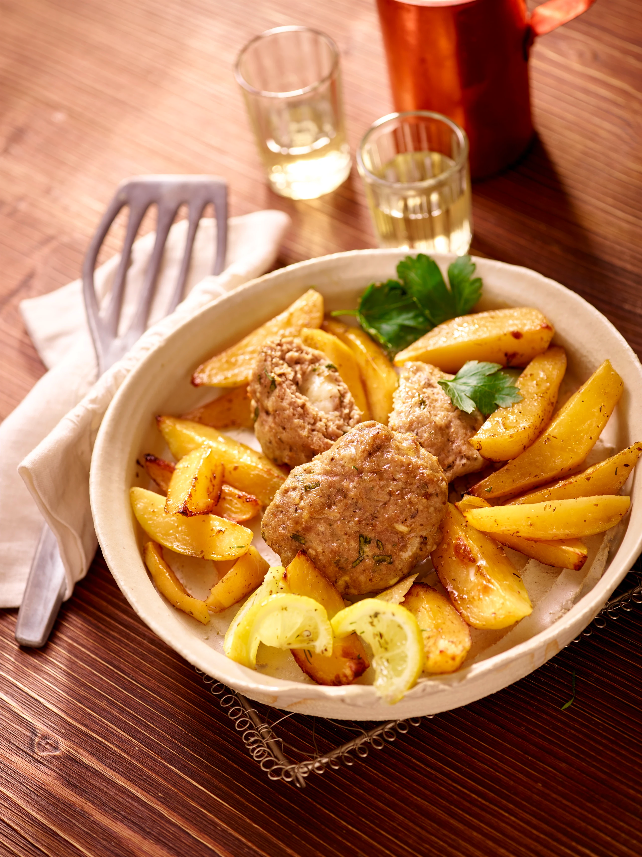 Bifteki: Faschiertes mit Zitronen-Erdäpfeln