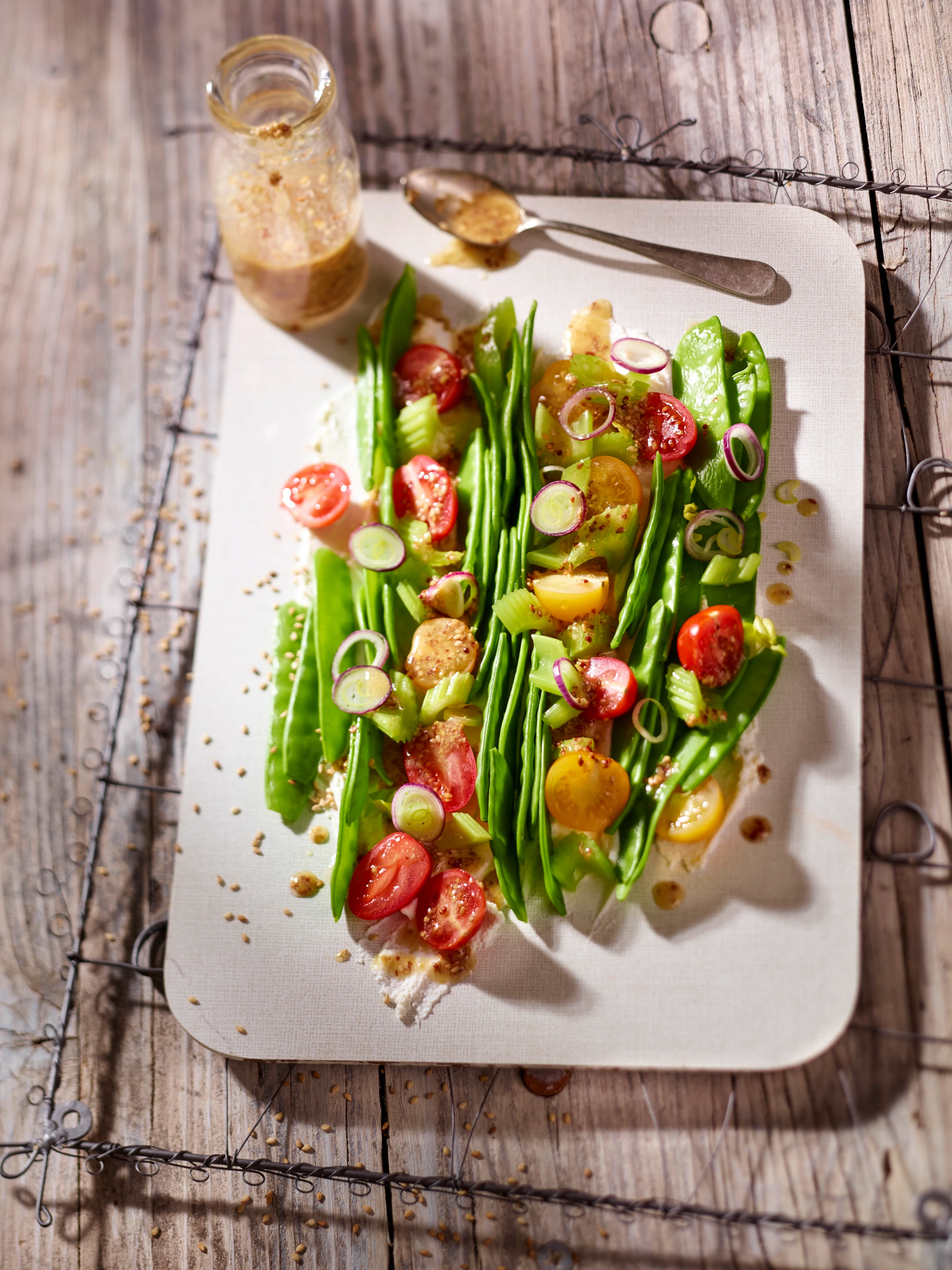 Paradeiser-Erbsen-Salat mit Ricotta und Sesamdressing
