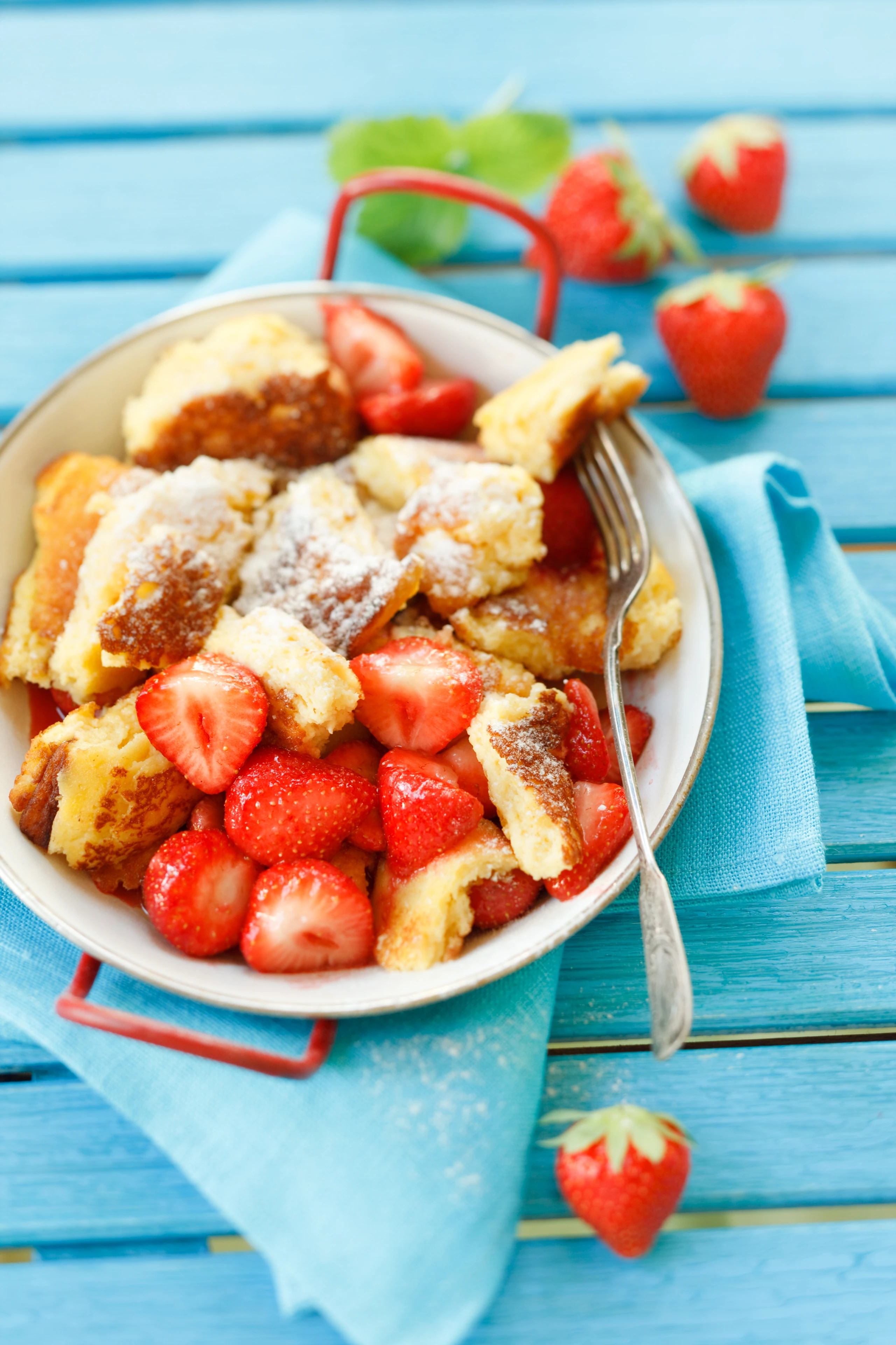 Joghurt-Schmarren mit Erdbeeren