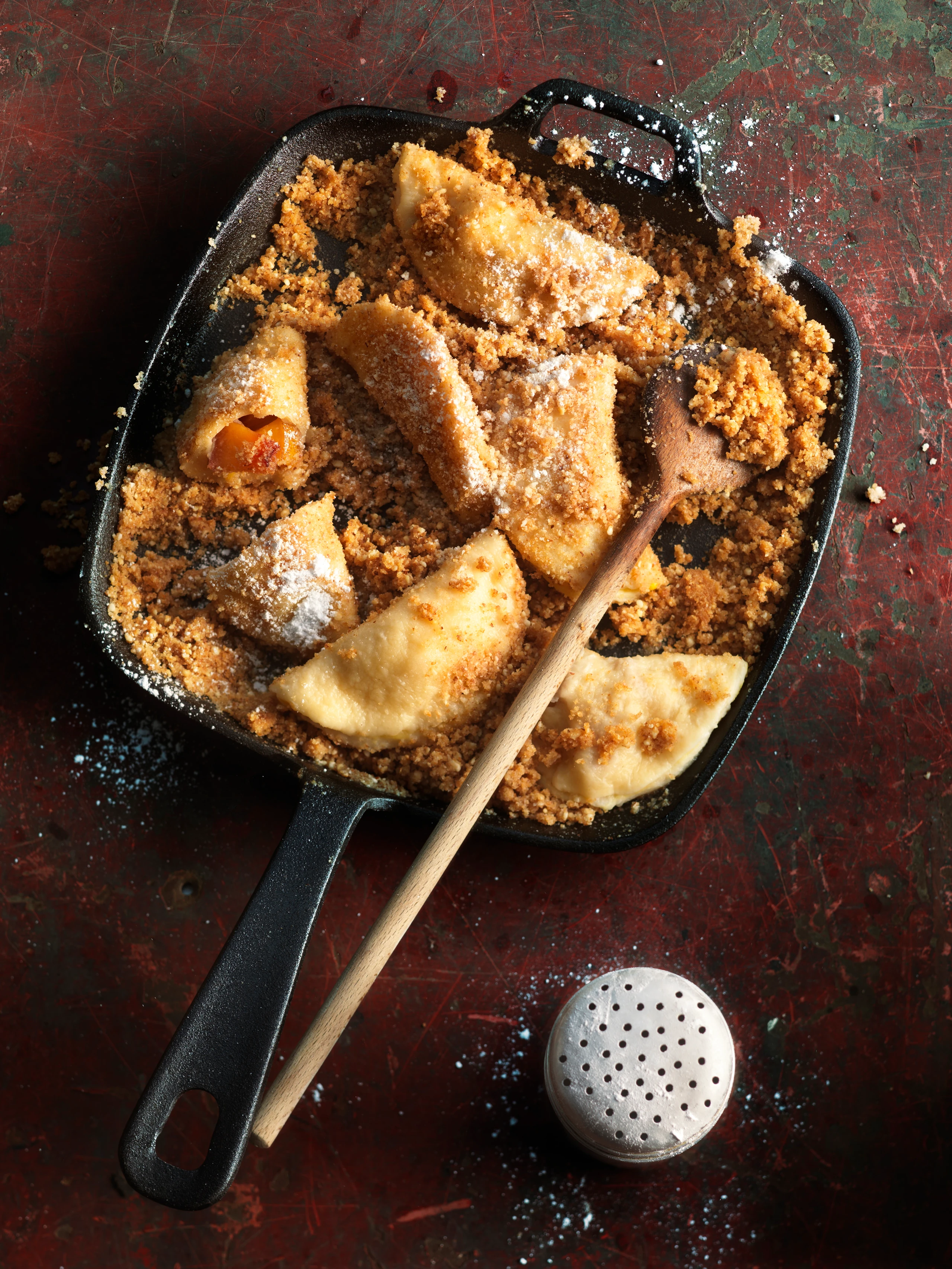 Nektarinentascherl mit Topfenteig und Mandelbröseln