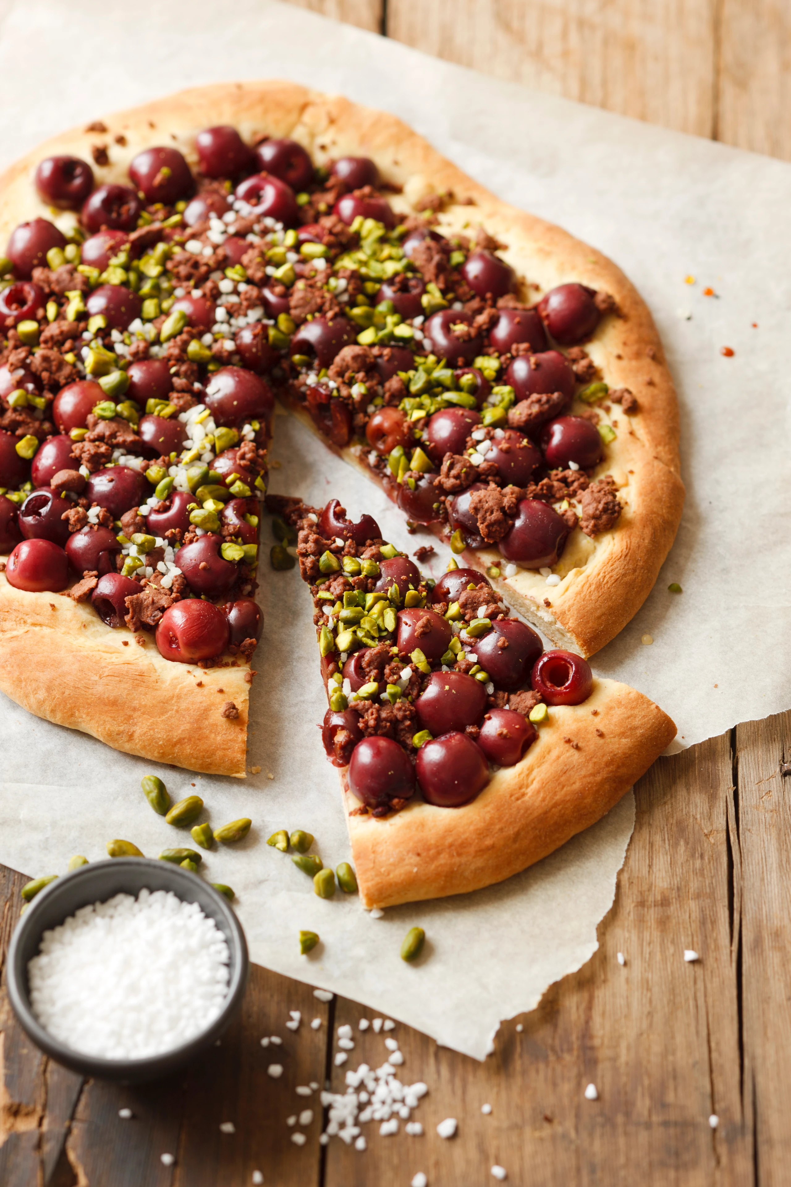 Kirschpizza mit Schokocrumble