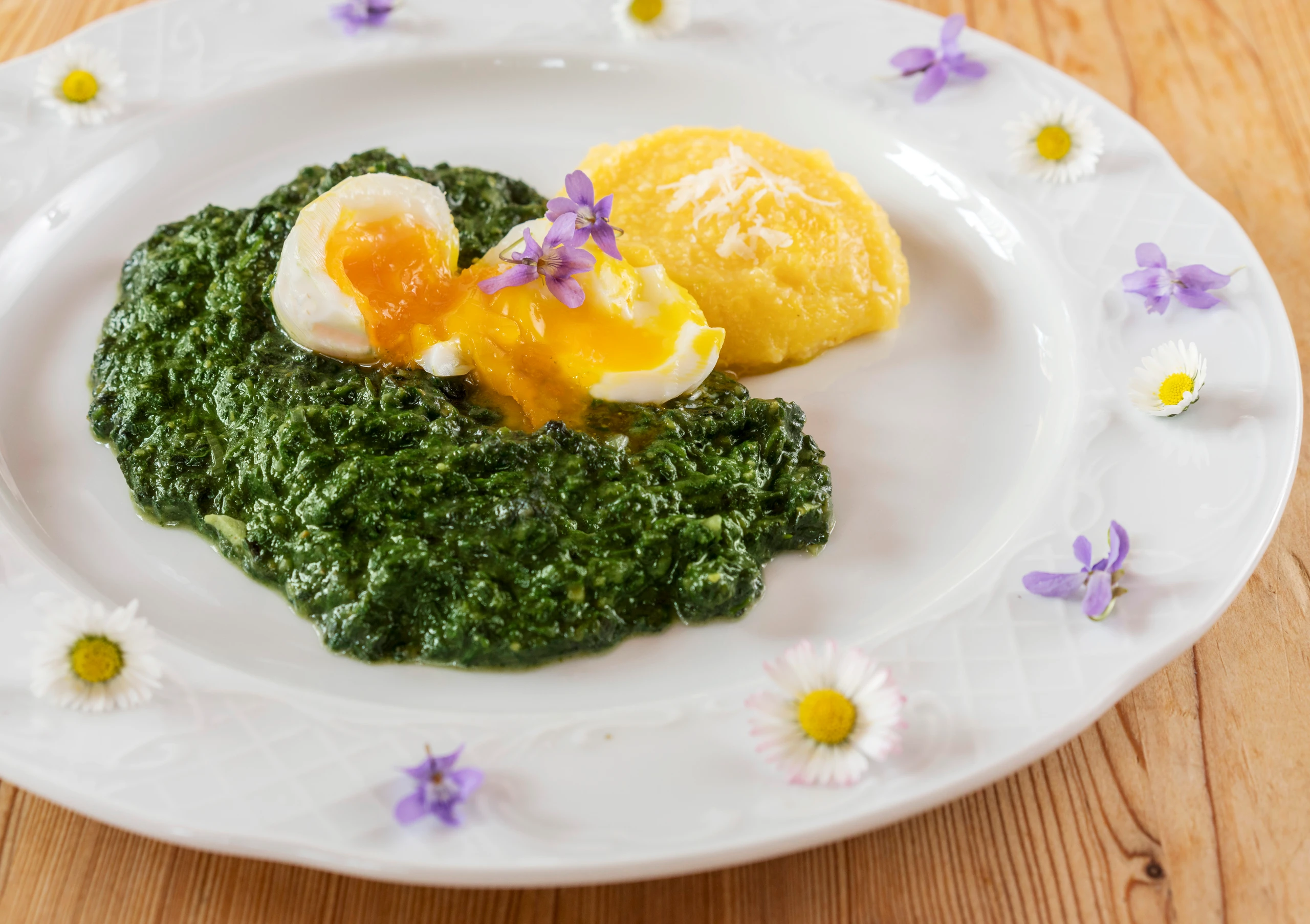 Brennnesselspinat mit Polenta und Ei