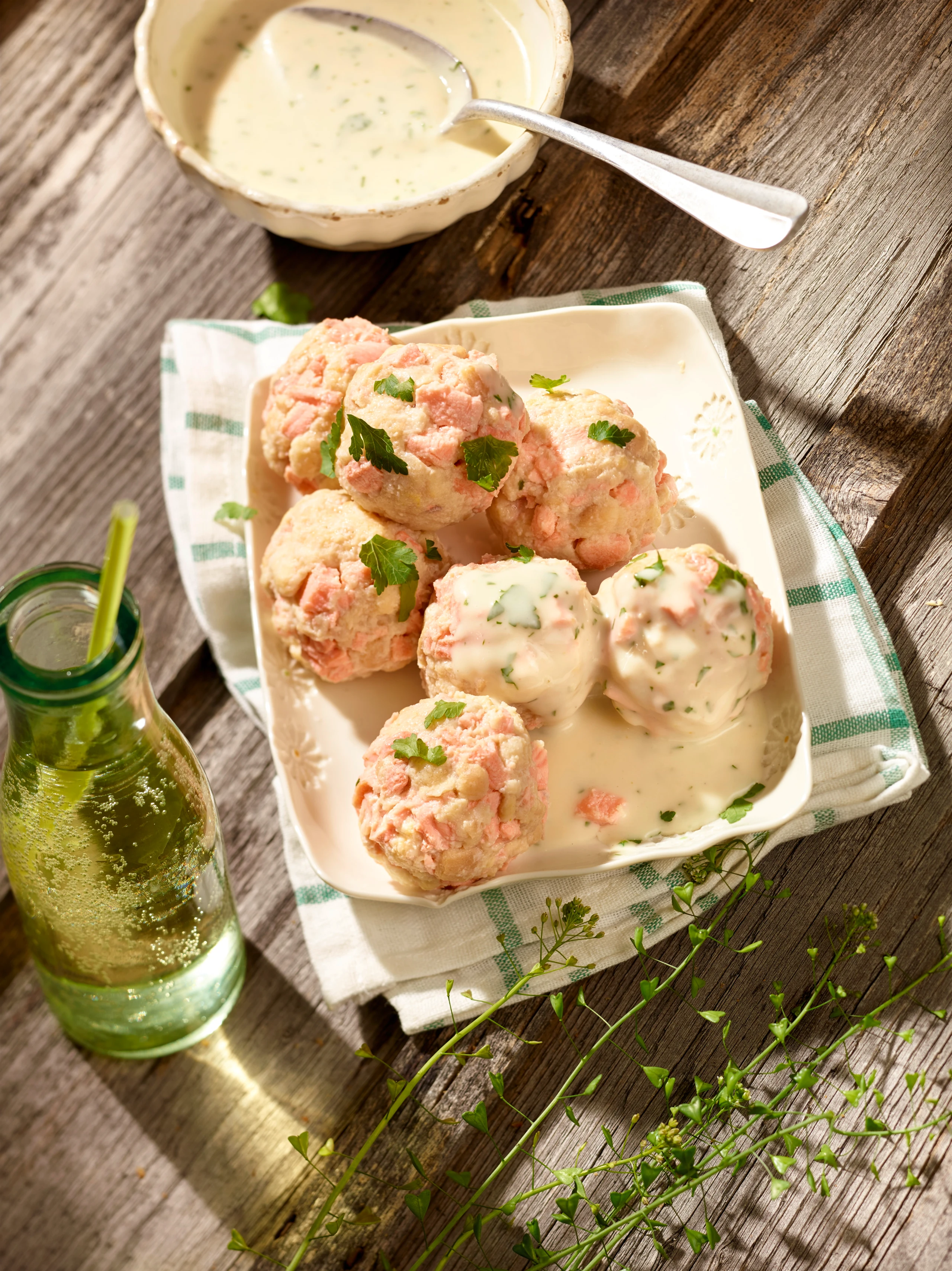 Forellenknöderl mit Kräutersauce