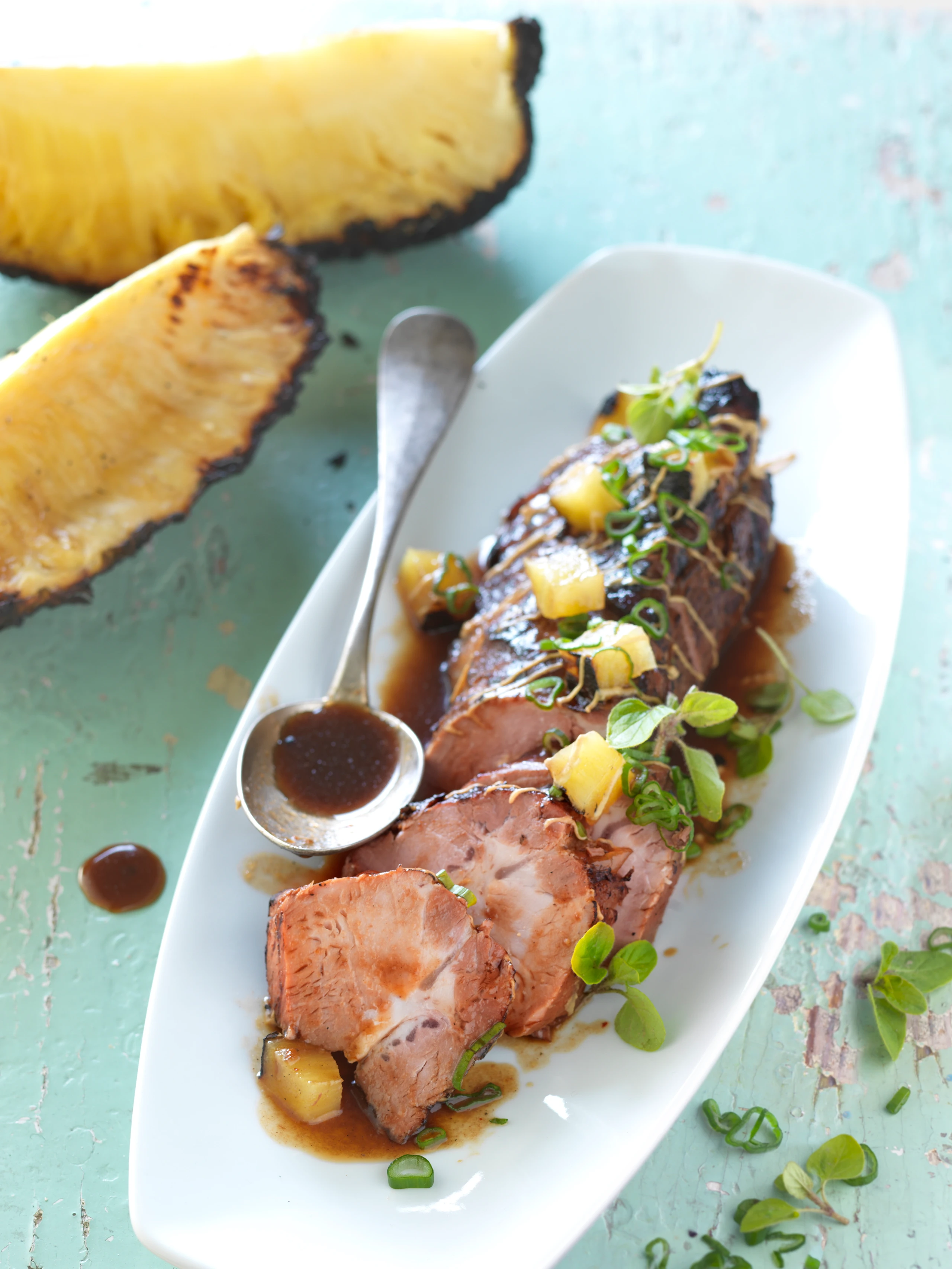 Marinierter Schweinsschopf mit Ananas