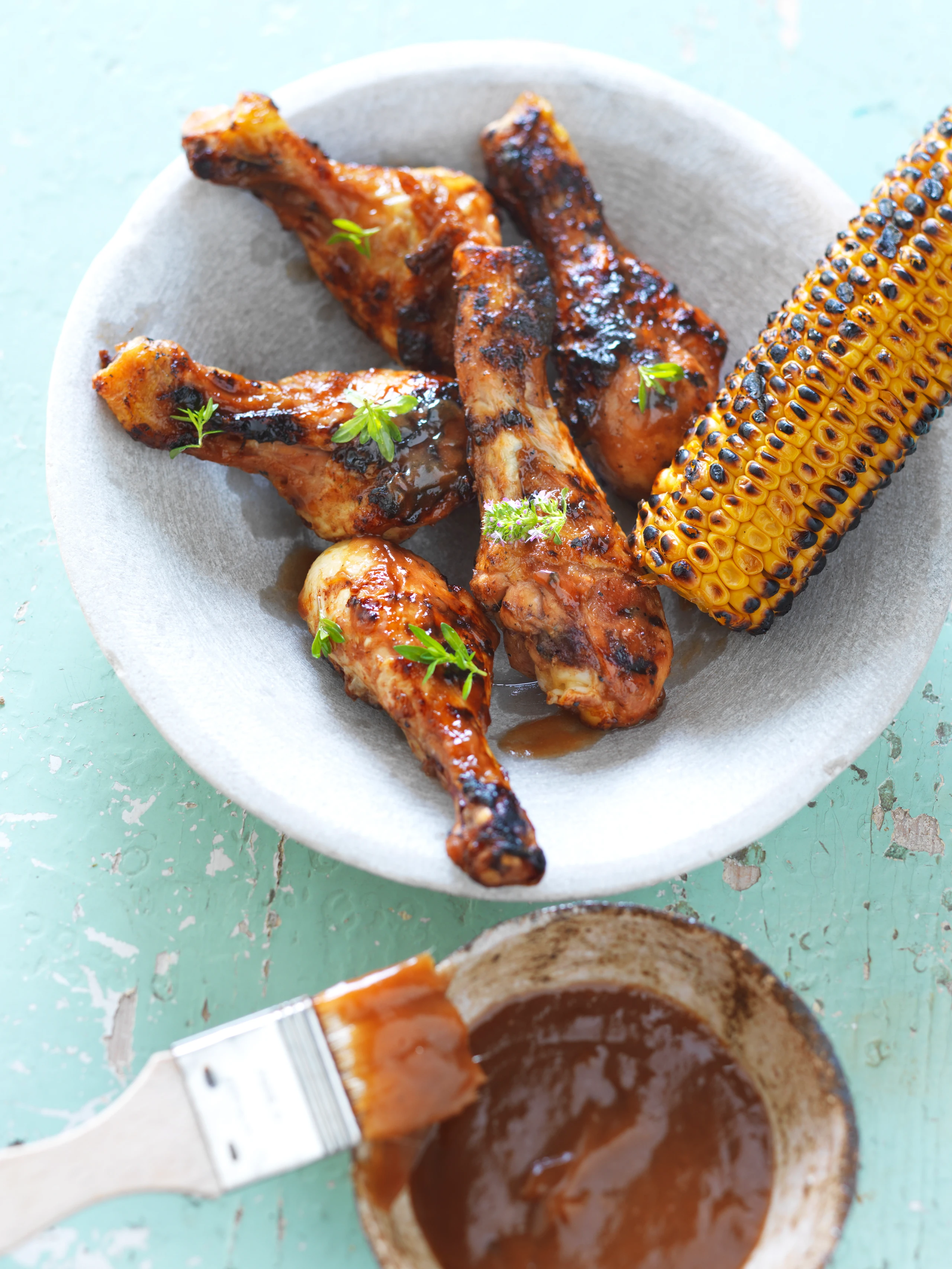 Asia-Hühner-Drumsticks mit Mais