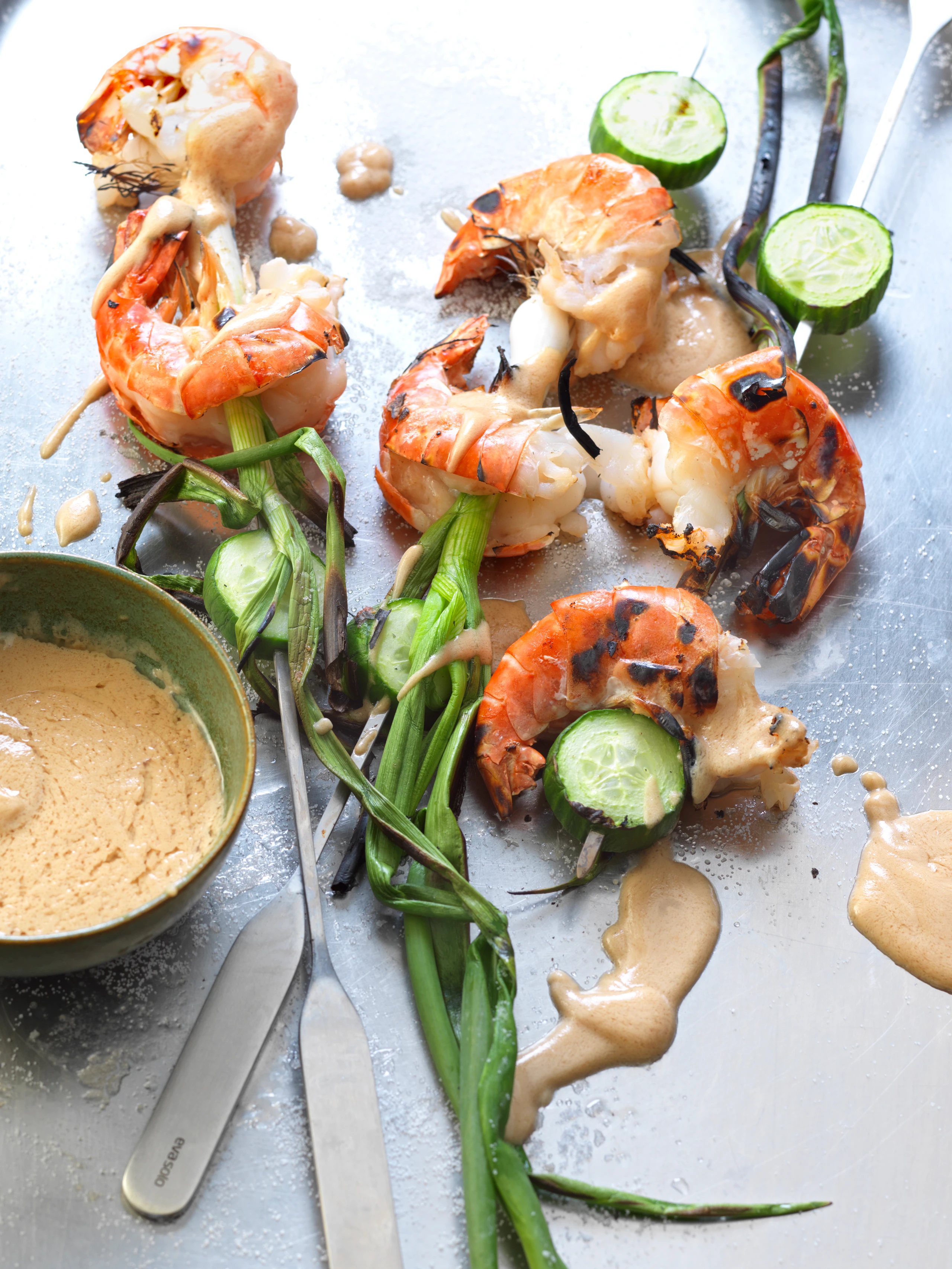 Garnelen-Gurken-Spieße mit Erdnuss-Sauce