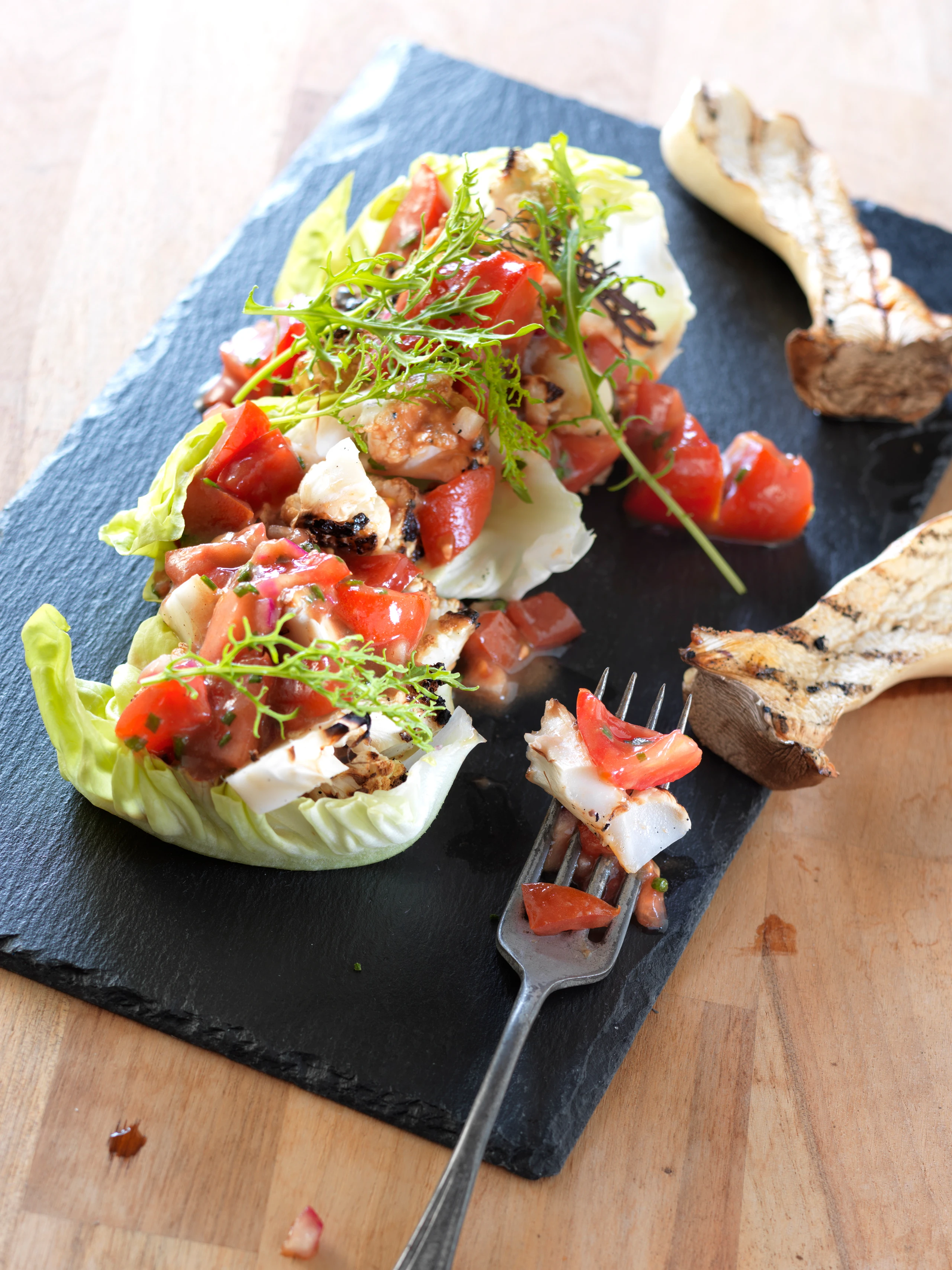 Grillkarfiol-Salat mit Paradeiser-Salsa