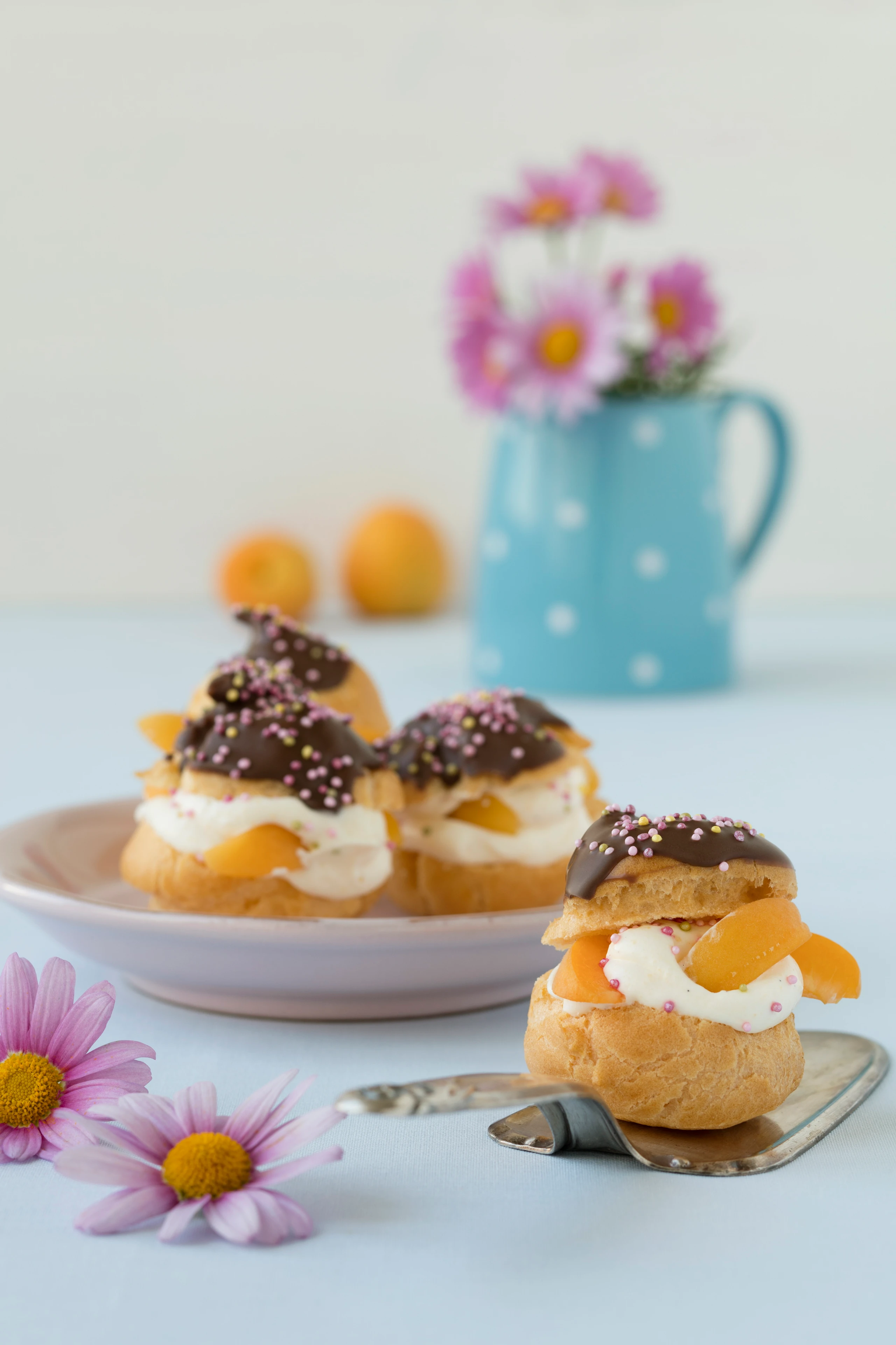 Brandteigkrapferl mit Marillencreme