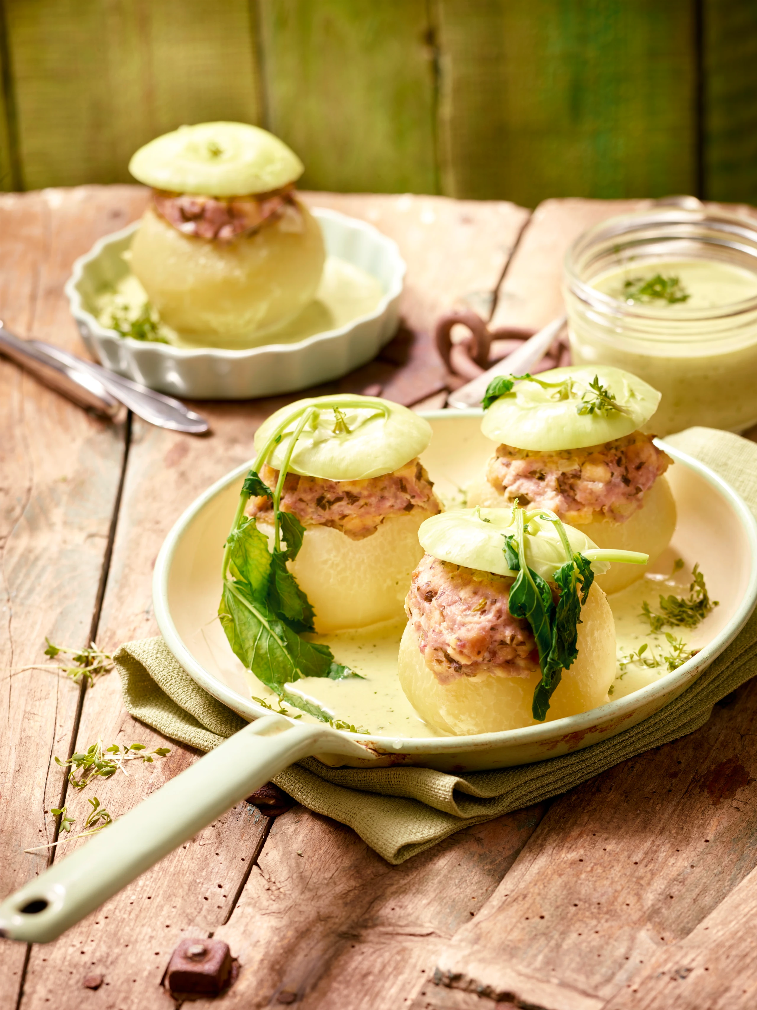 Gefüllte Kohlrabi mit Schweinsfaschiertem und Kressesauce