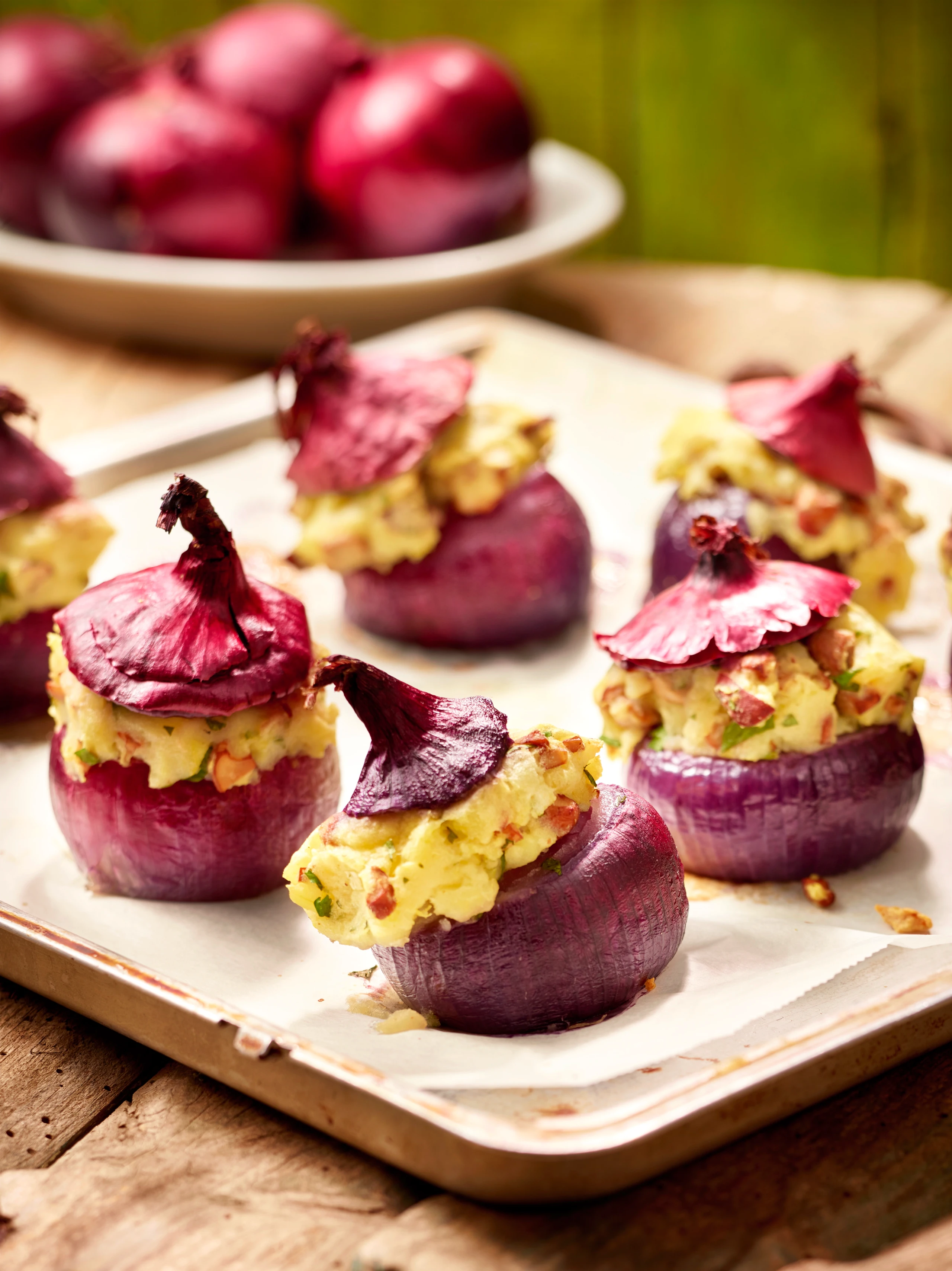 Rote Zwiebeln mit Erdäpfel-Schwammerlfülle