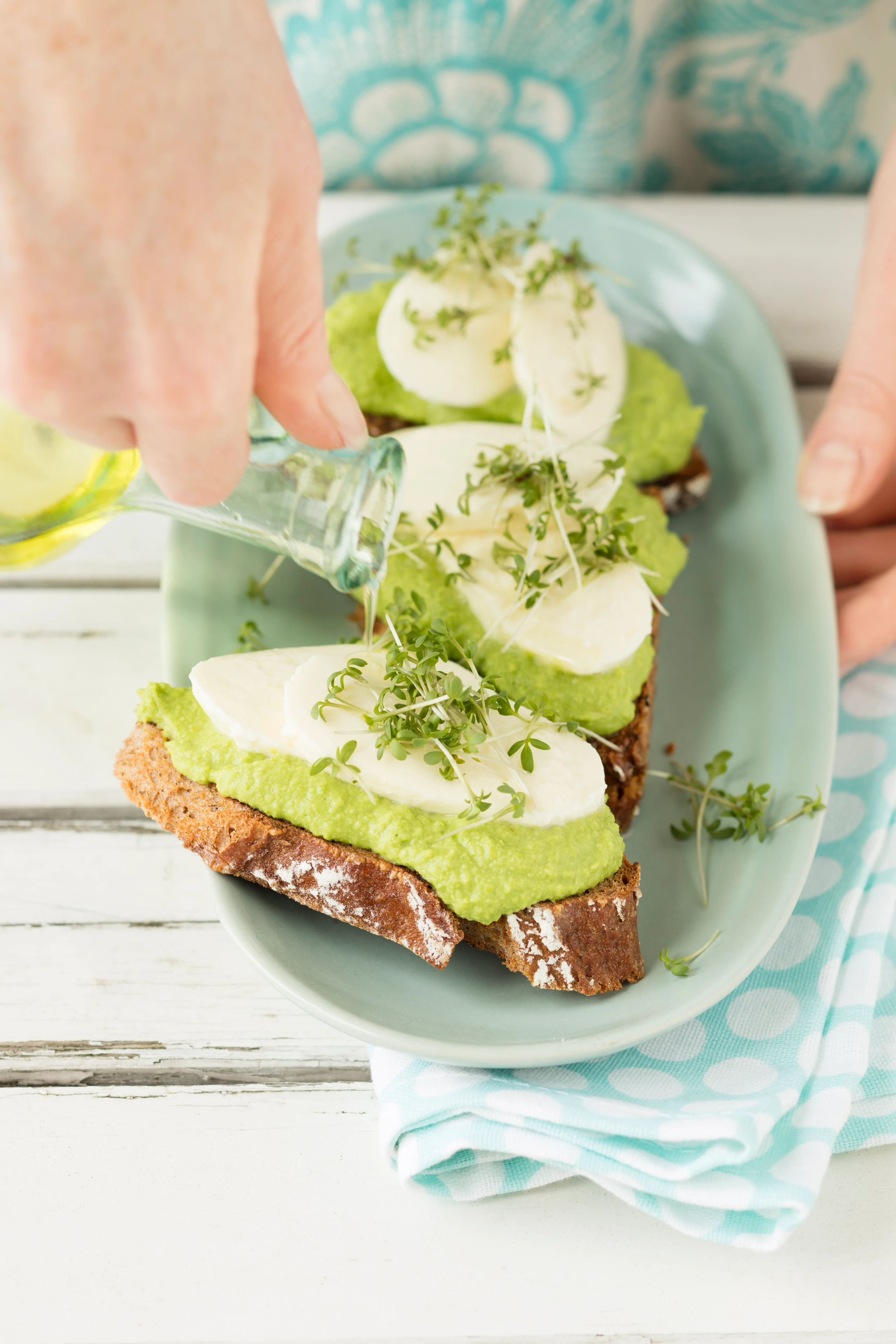 Brote mit Erbsenmousse und Mozzarella
