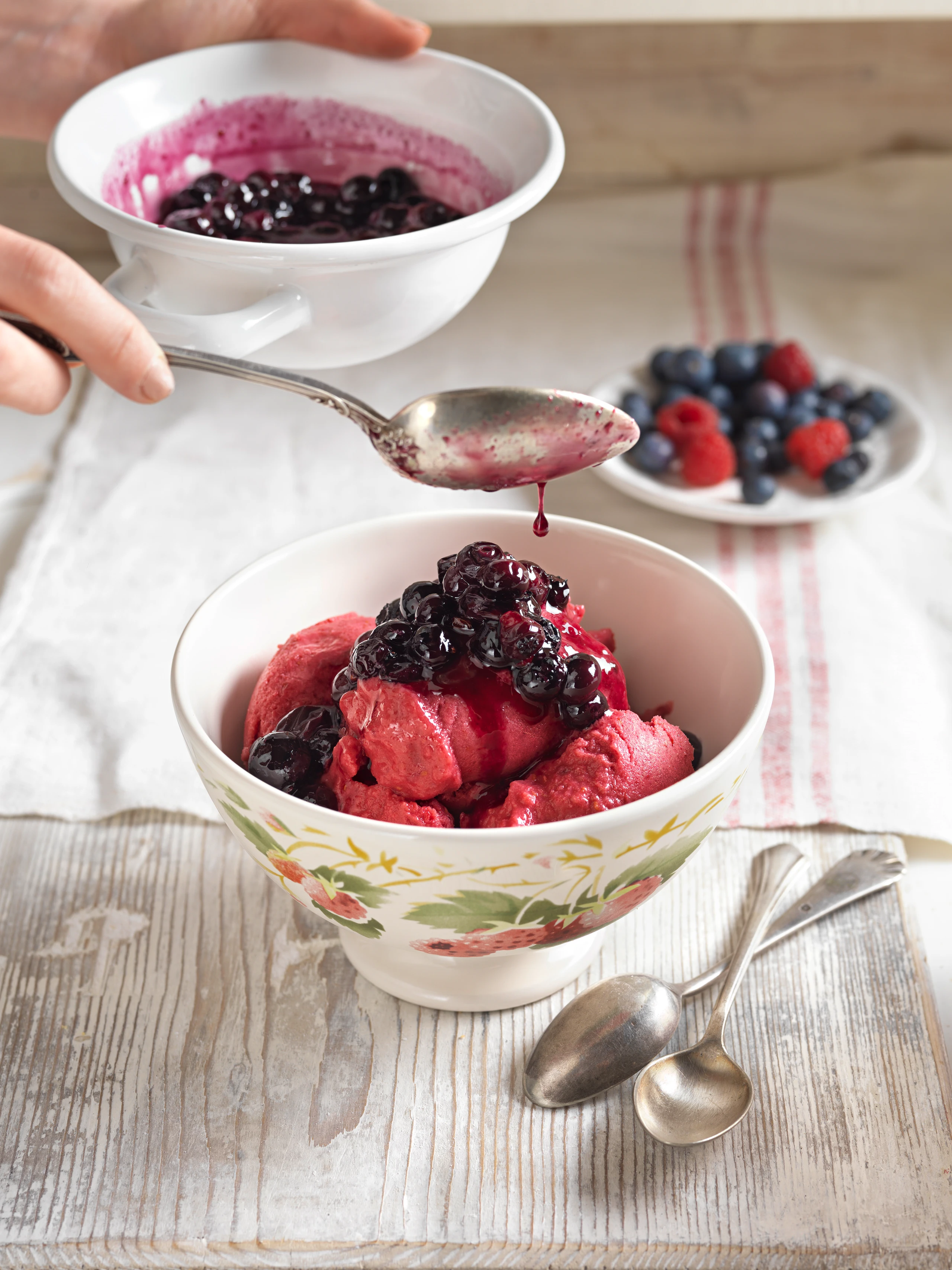 Schnelles Himbeereis mit Heidelbeeren