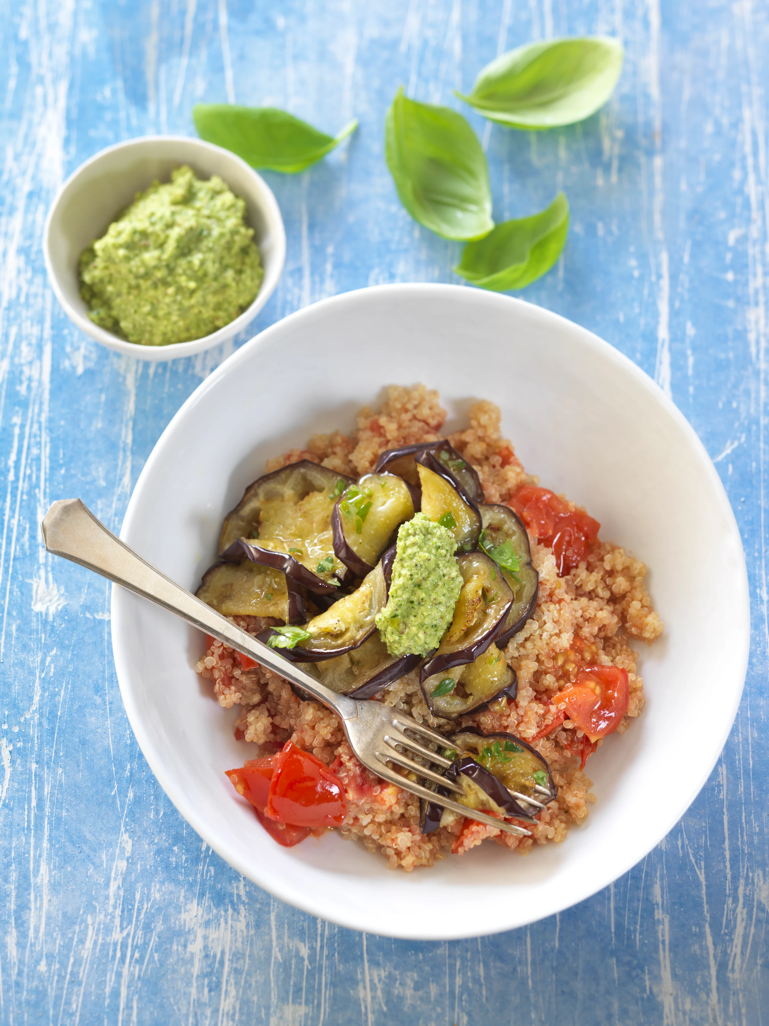 Quinoa-Melanzani-Bowl mit Basilikumcreme