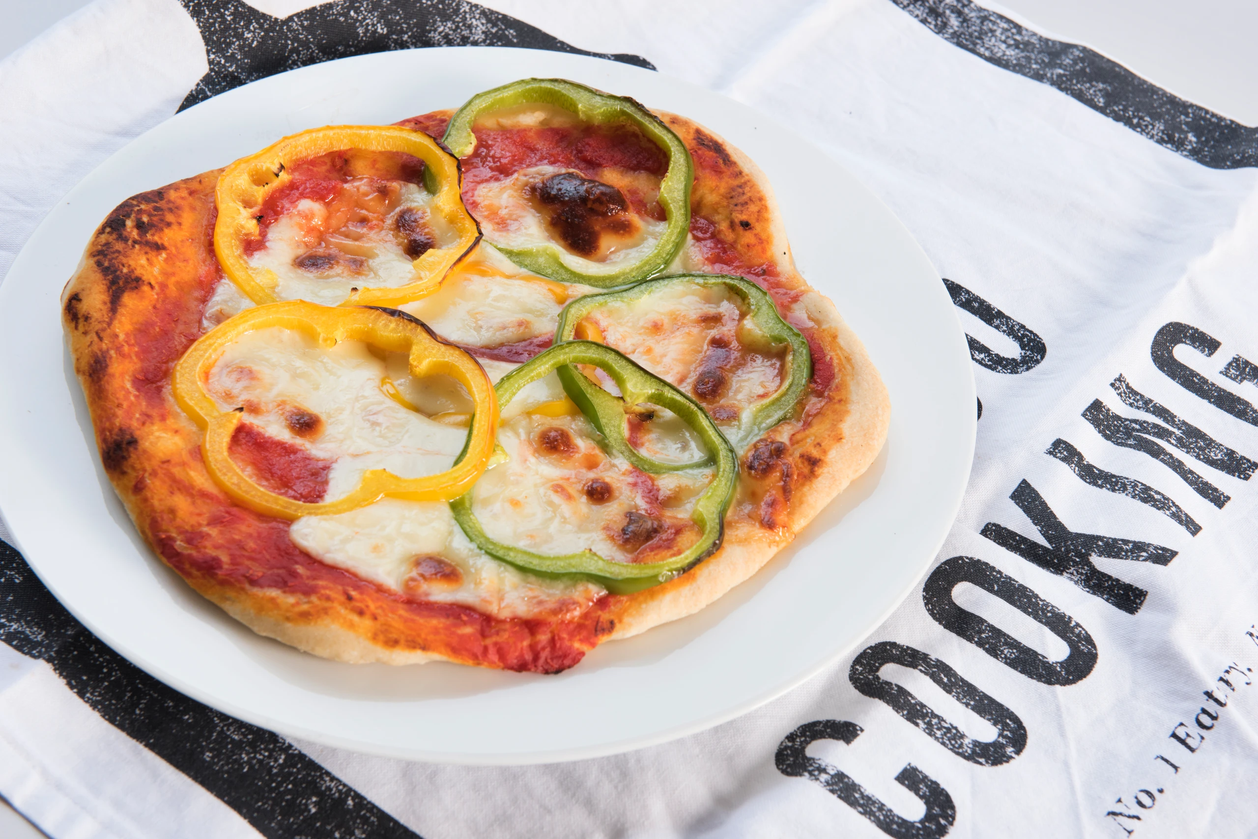 Bunte Pizza mit Mozzarella und Paprika