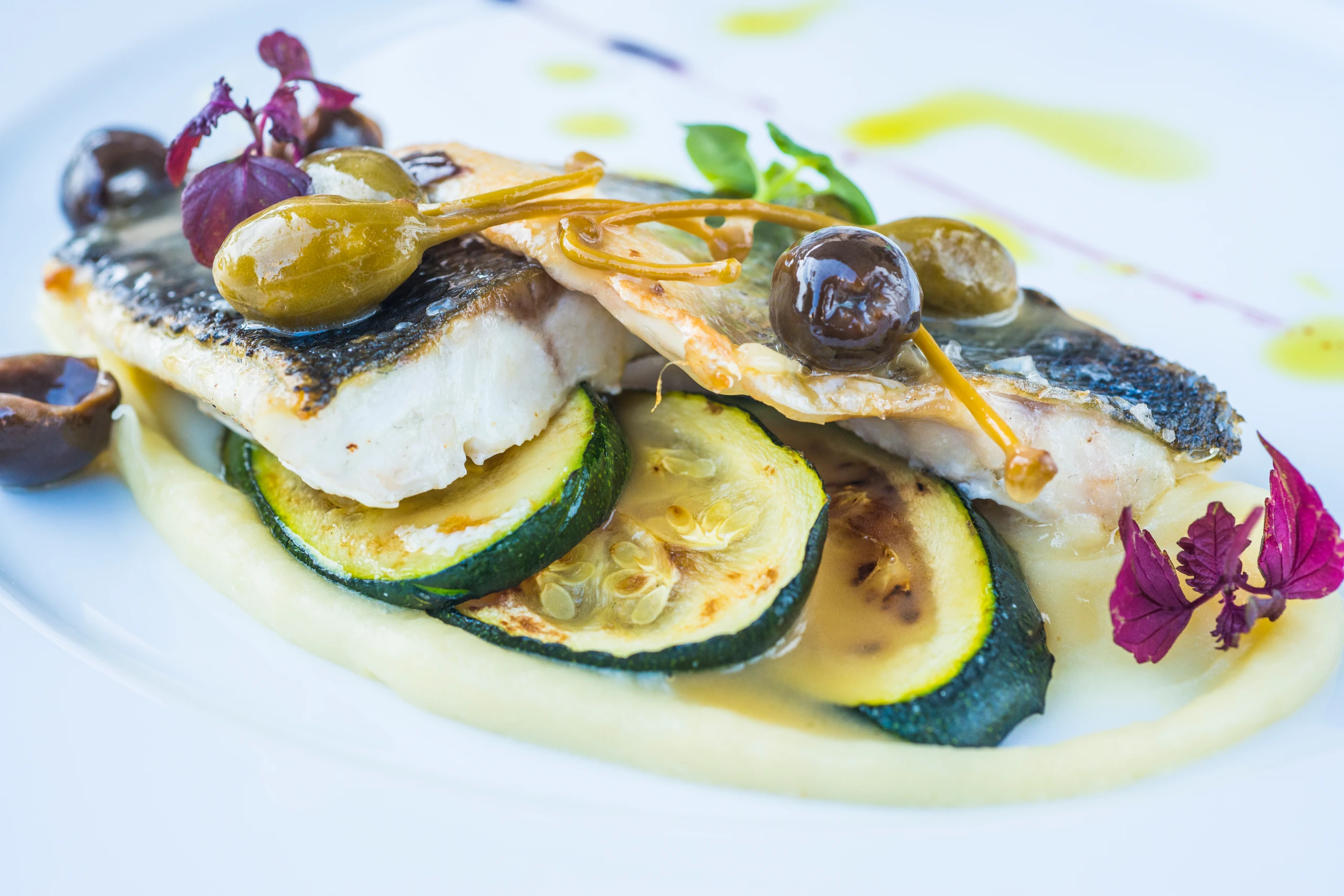 Wolfsbarsch mit Erdäpfelcreme und Kaperndressing