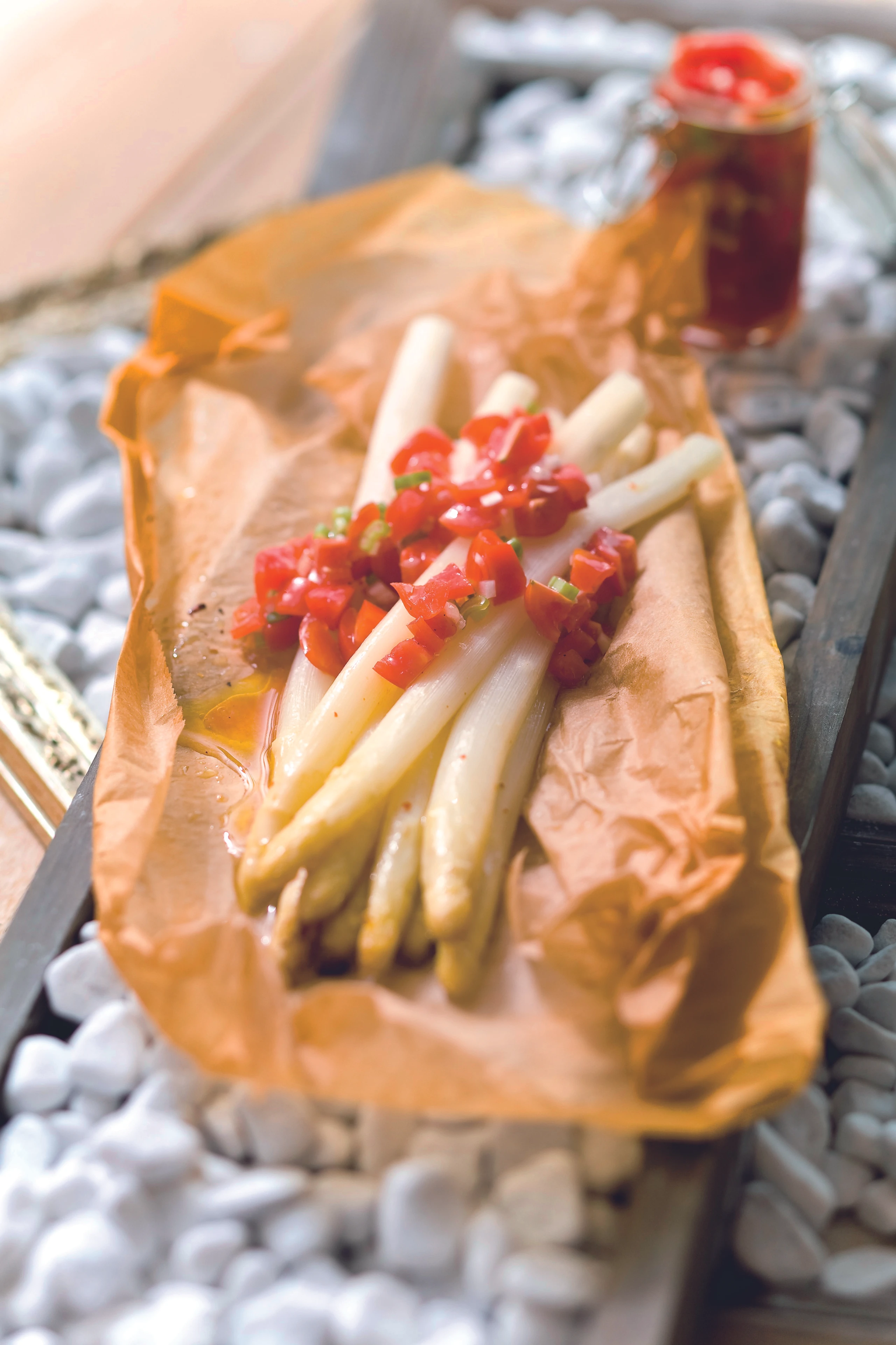 Geschmorter Spargel mit Paradeis-Vinaigrette