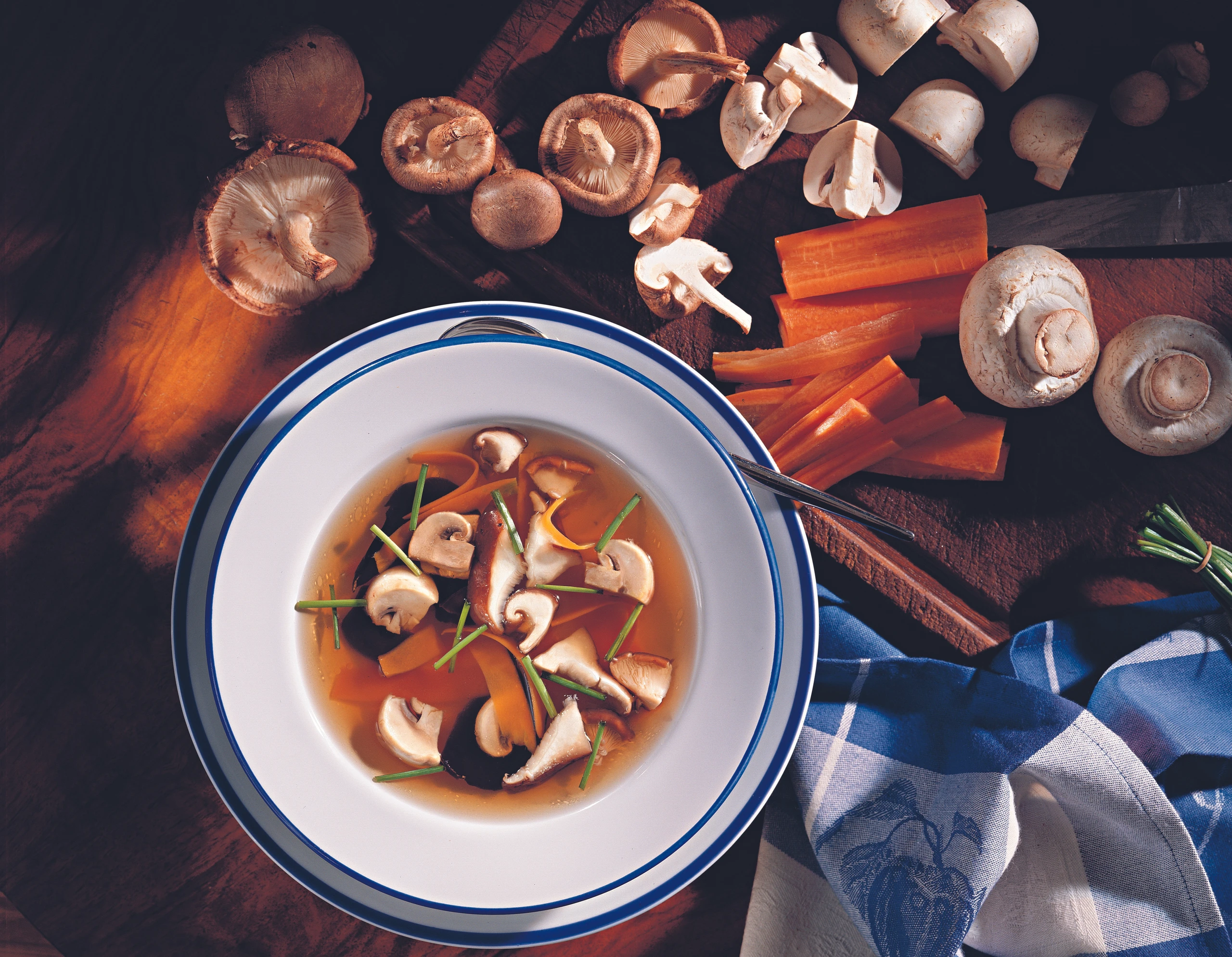 Klare Suppe mit Pilzen und Karotten