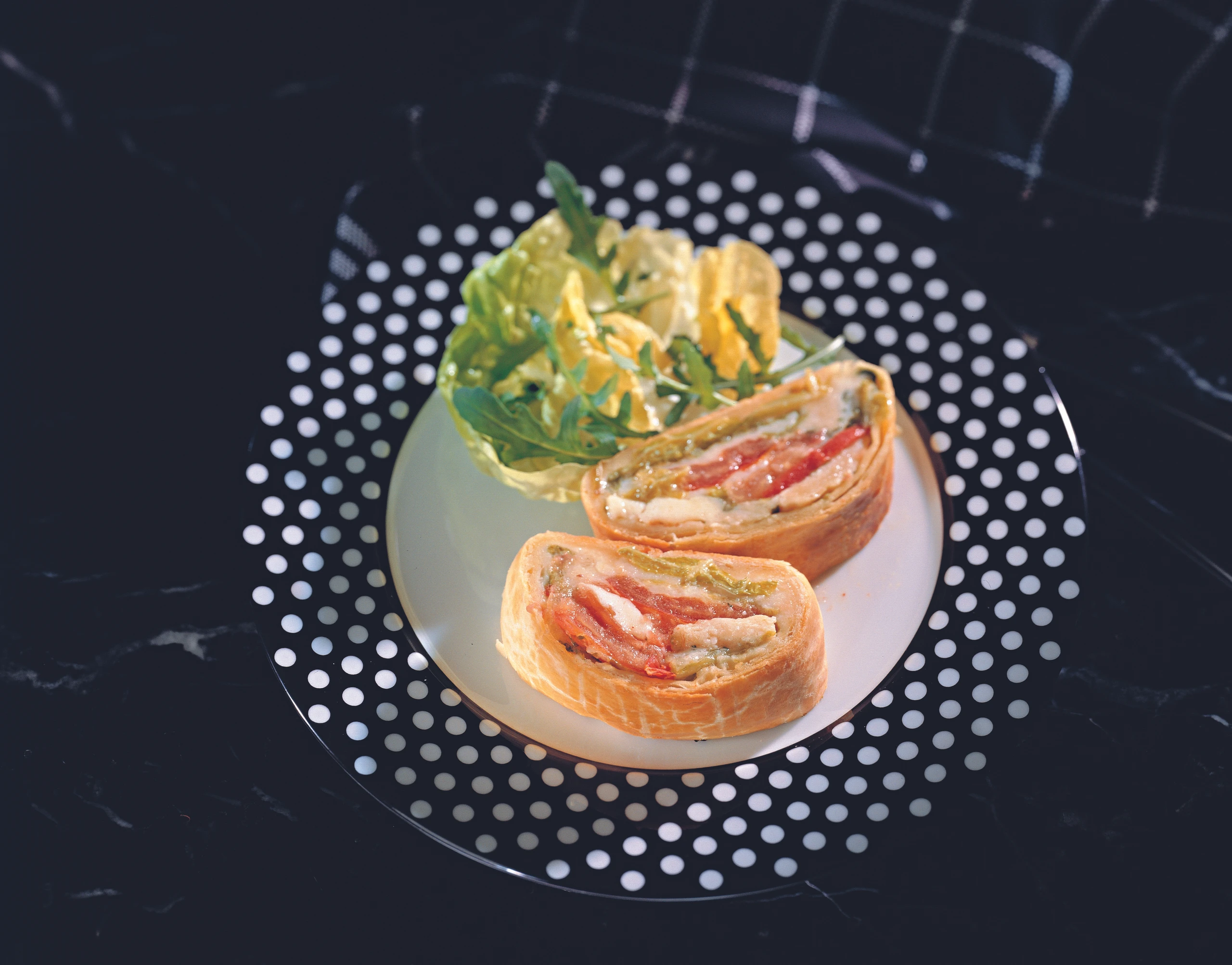 Topfenteigstrudel mit Paradeiser-Kohl-Mozzarella-Fülle