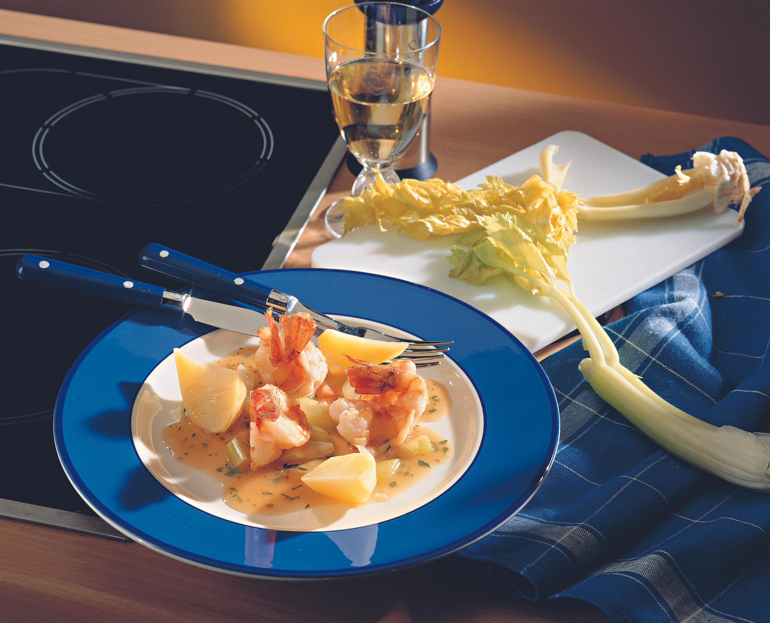 Riesen-Garnelen im Kräuter-Selleriefond