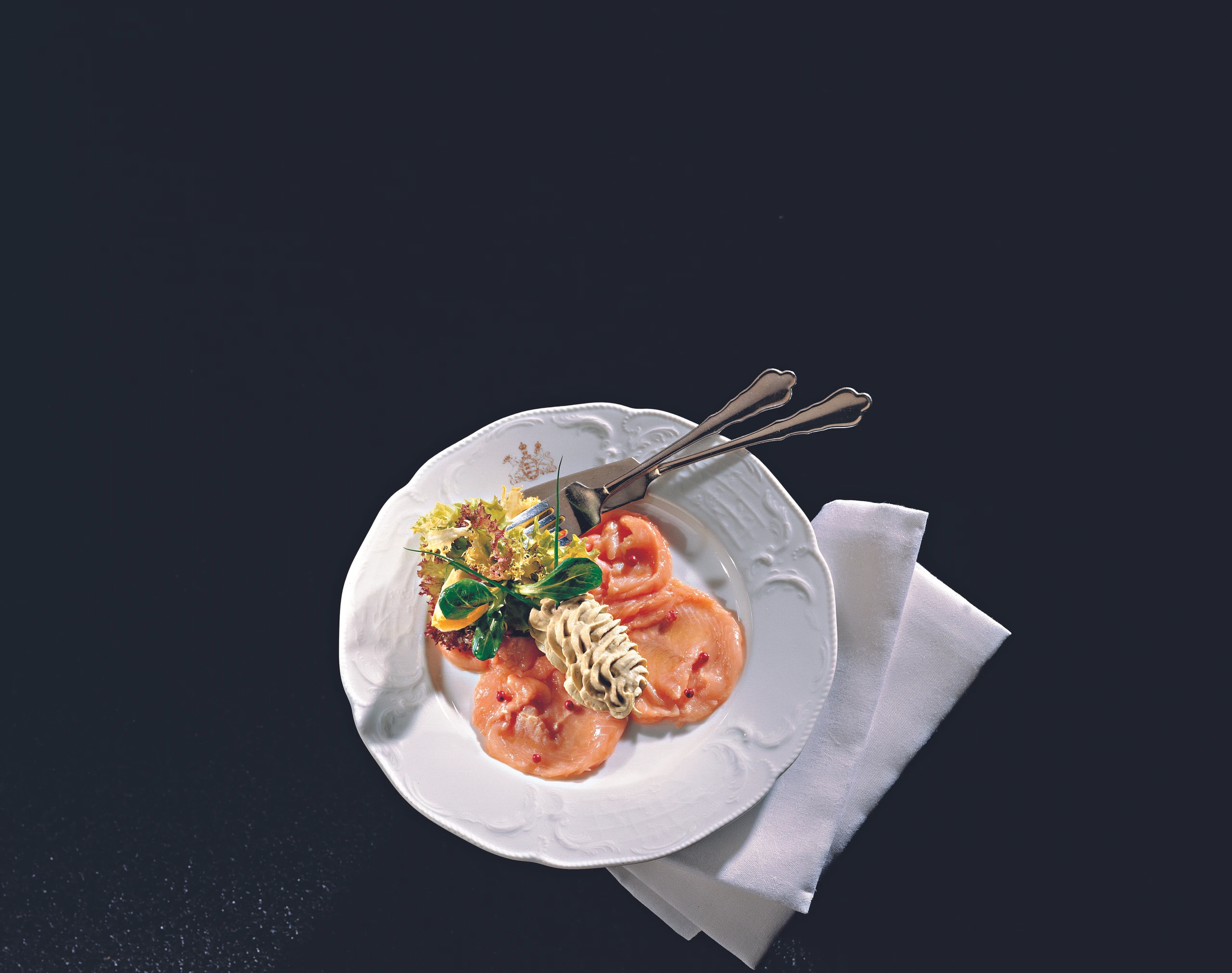 Mariniertes Lachsforellenfilet mit Erbsenpüree