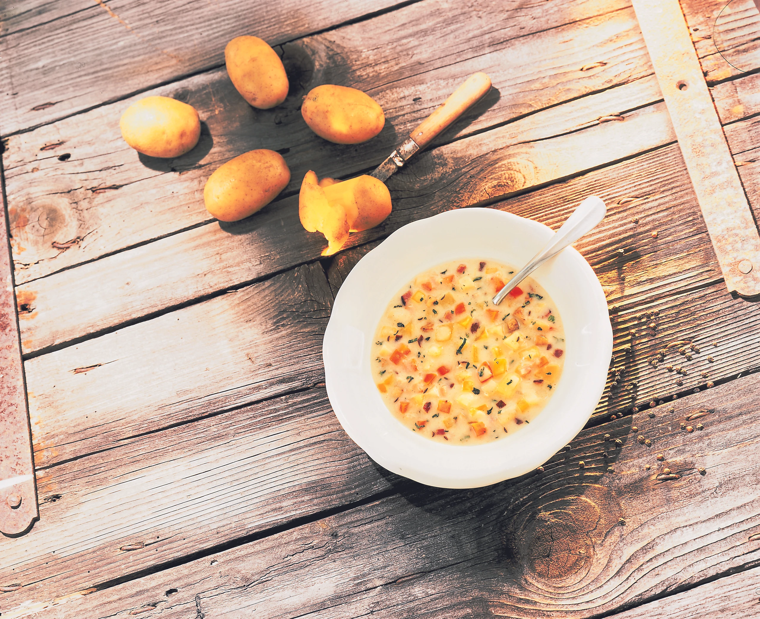 Wiener Erdäpfelsuppe mit Speck und Wurzelgemüse