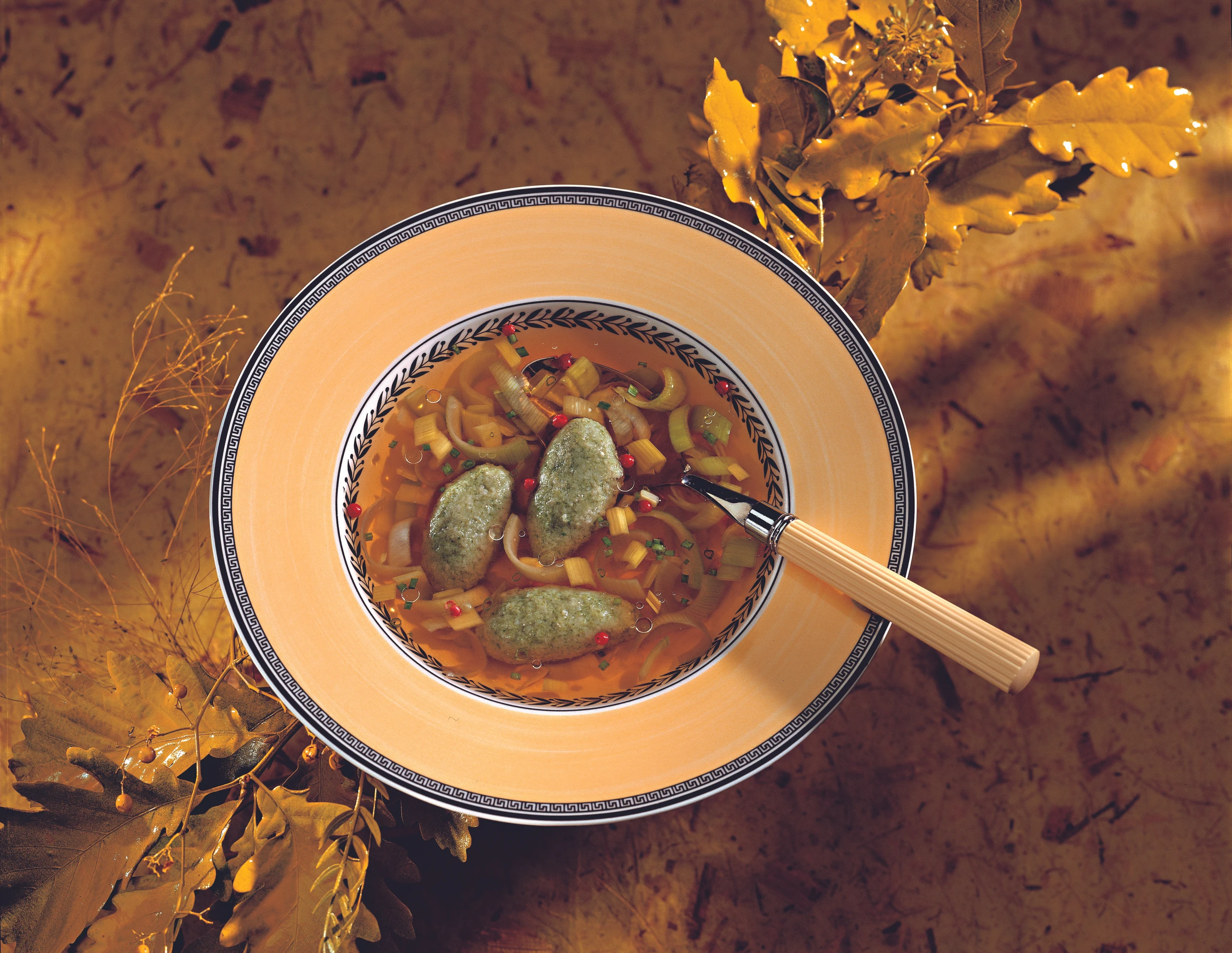 Klare Suppe mit Spinatnockerln und Lauch