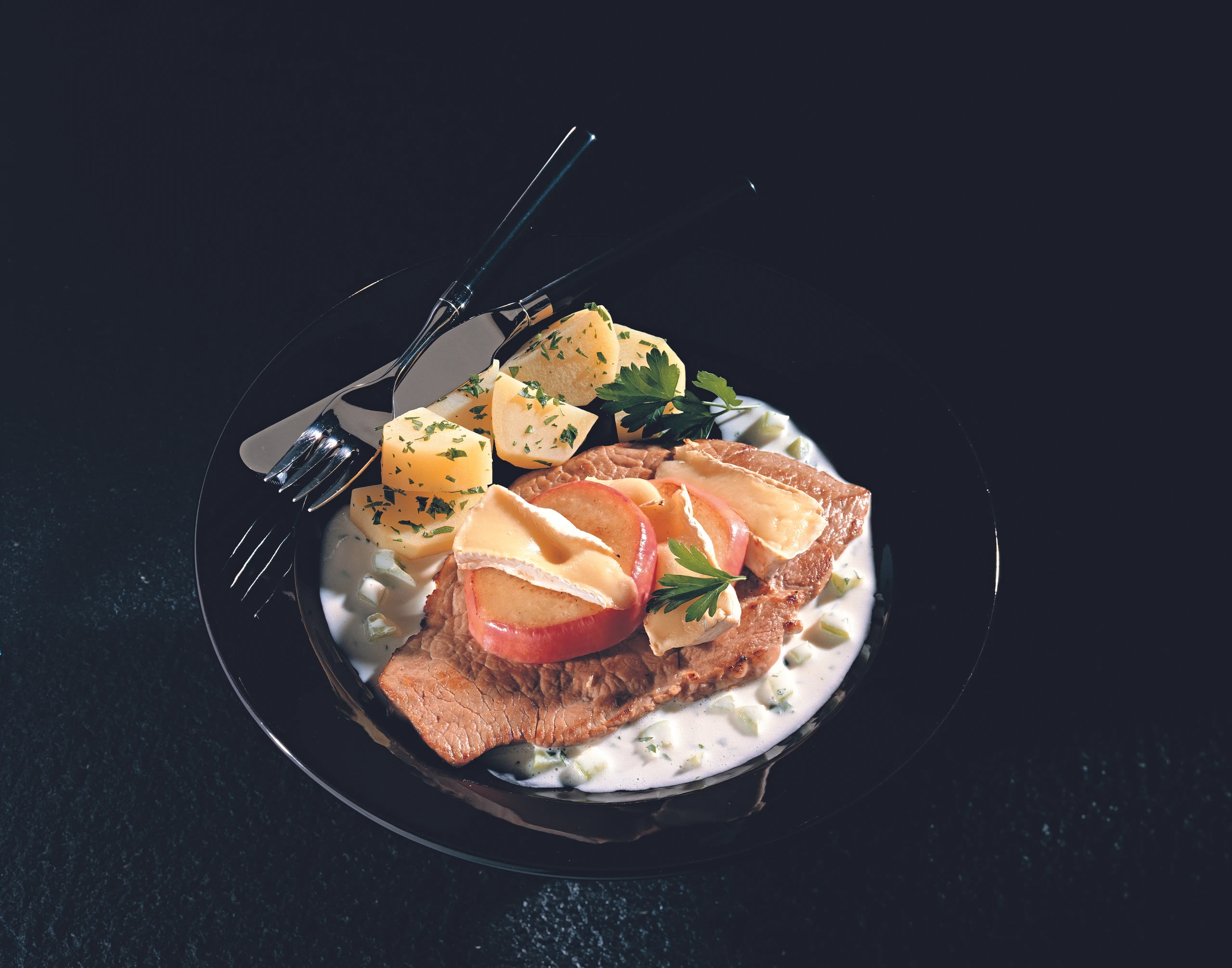 Kalbsschnitzel mit Äpfeln und Camembert überbacken