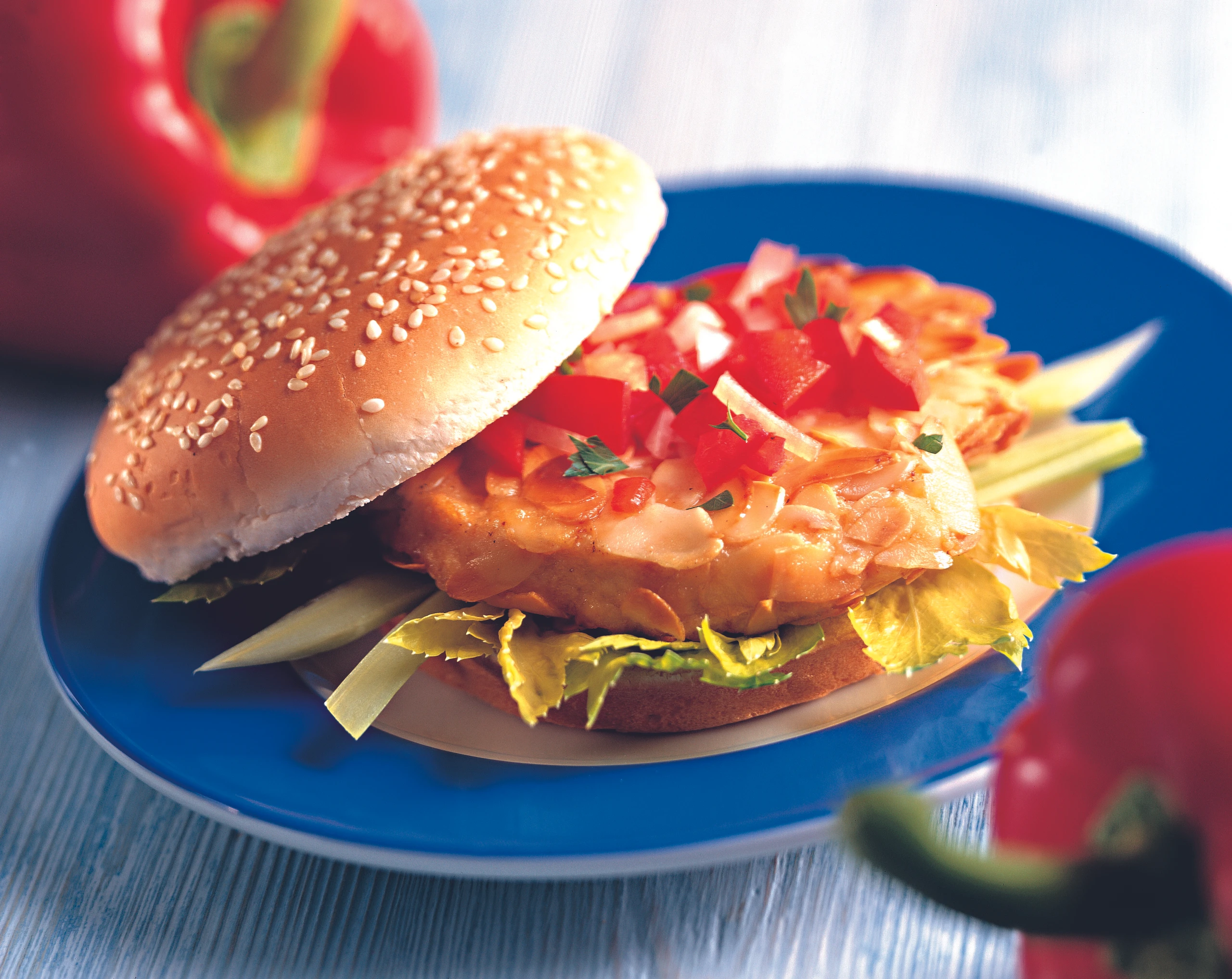 Hendl-Burger mit Gemüsesalsa