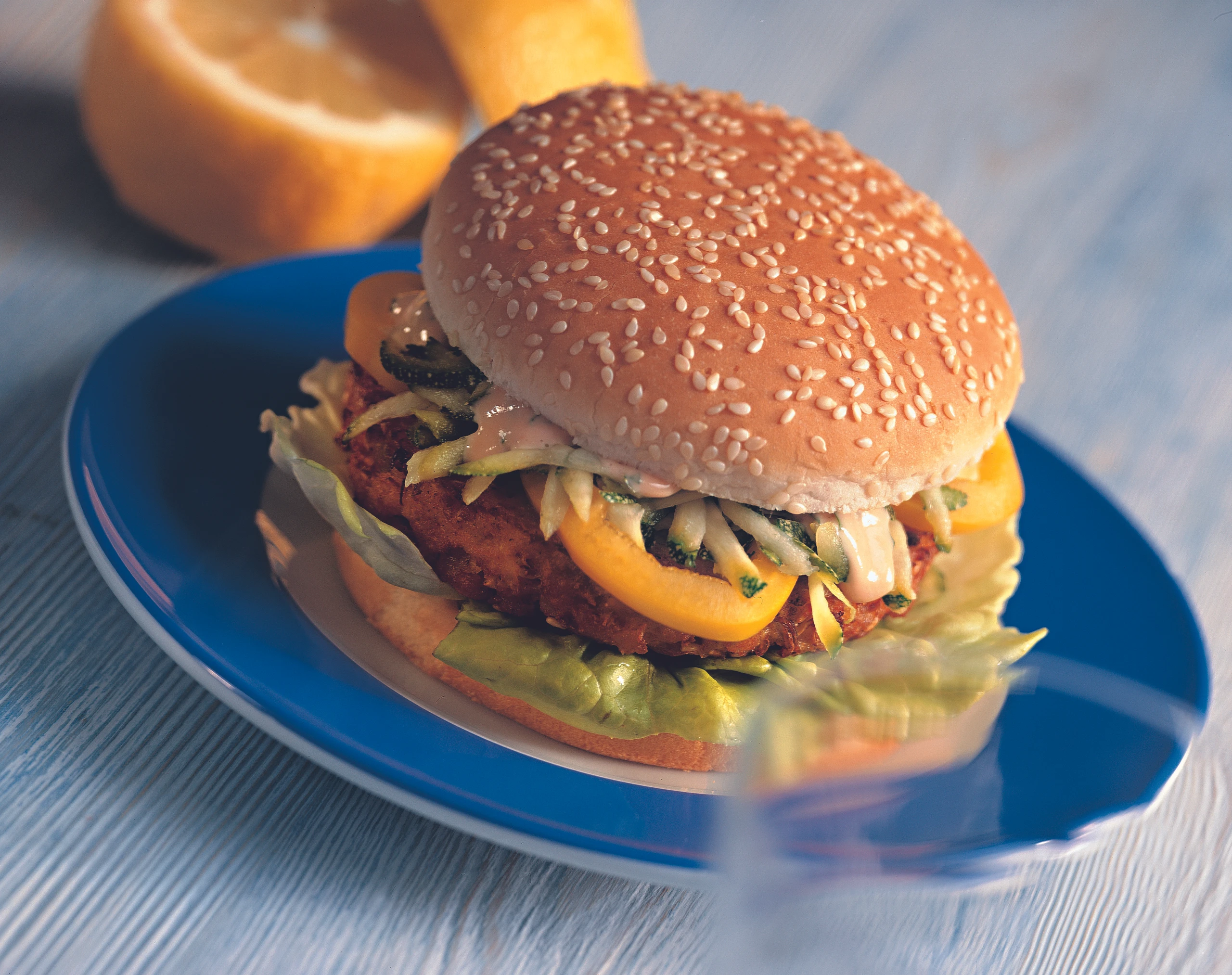 Gemüse-Burger mit Tofunaise & Zucchini-Salsa