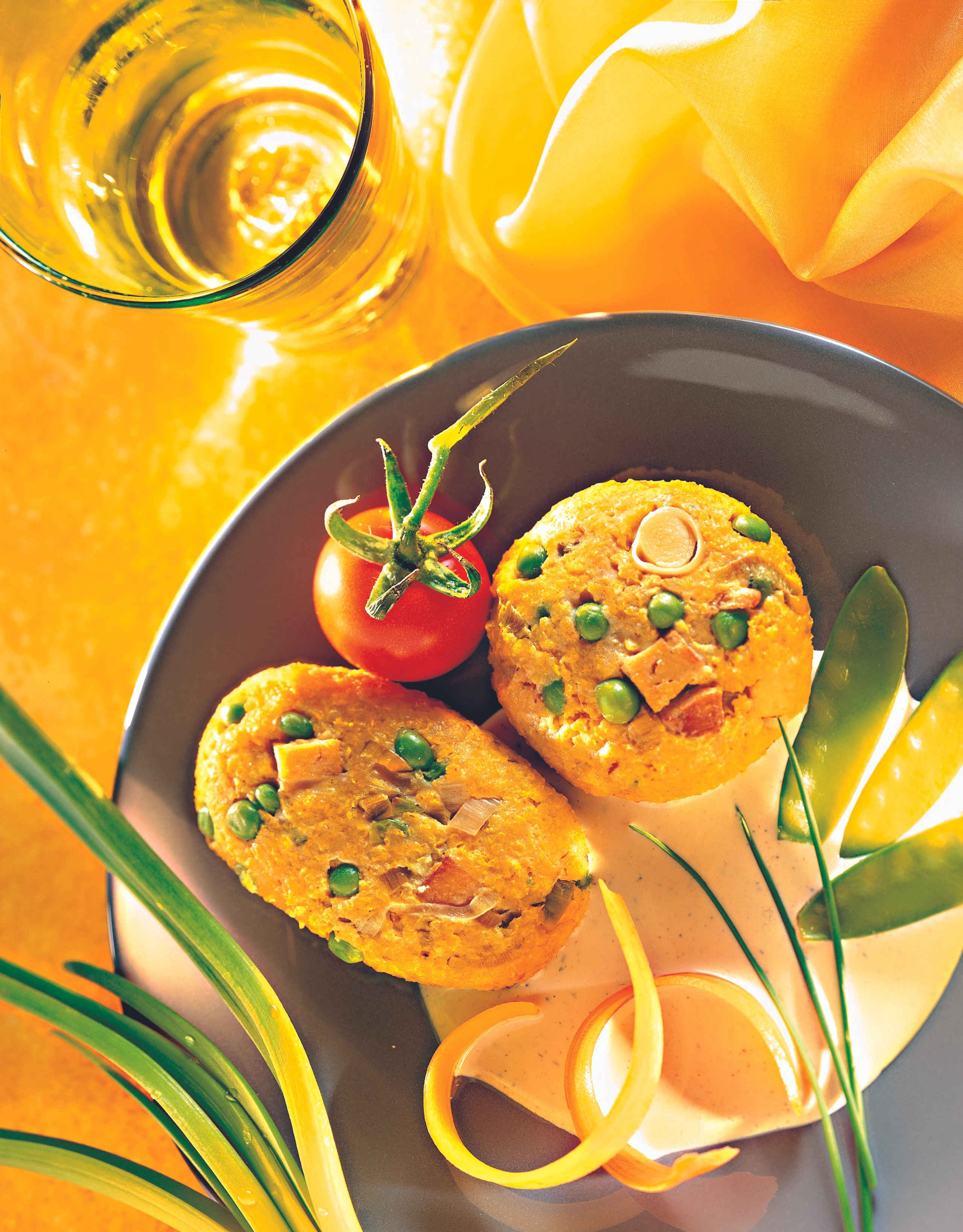 Gebackene Hirselaibchen mit Räuchertofu und Erbsen