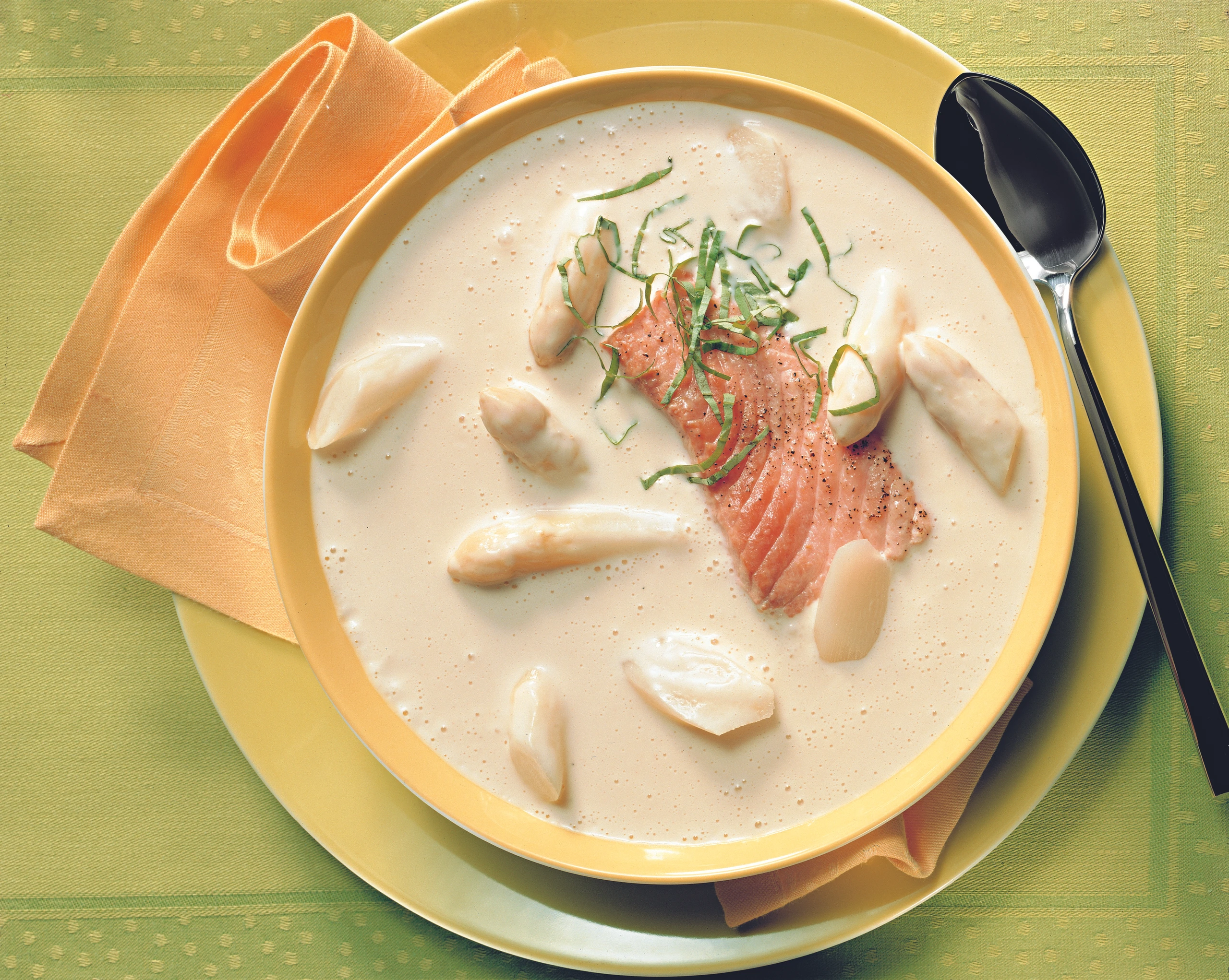 Spargel-Cremesuppe mit Lachsforelle