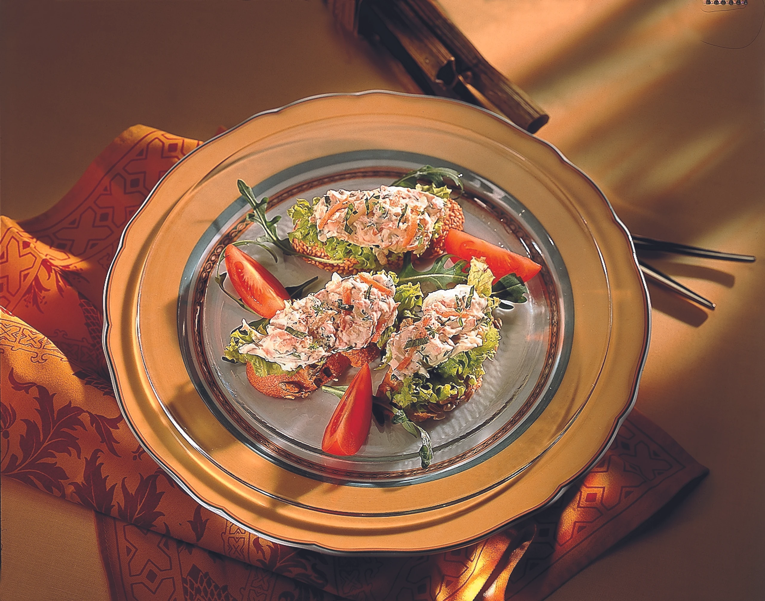 Brötchen mit Gemüseaufstrich