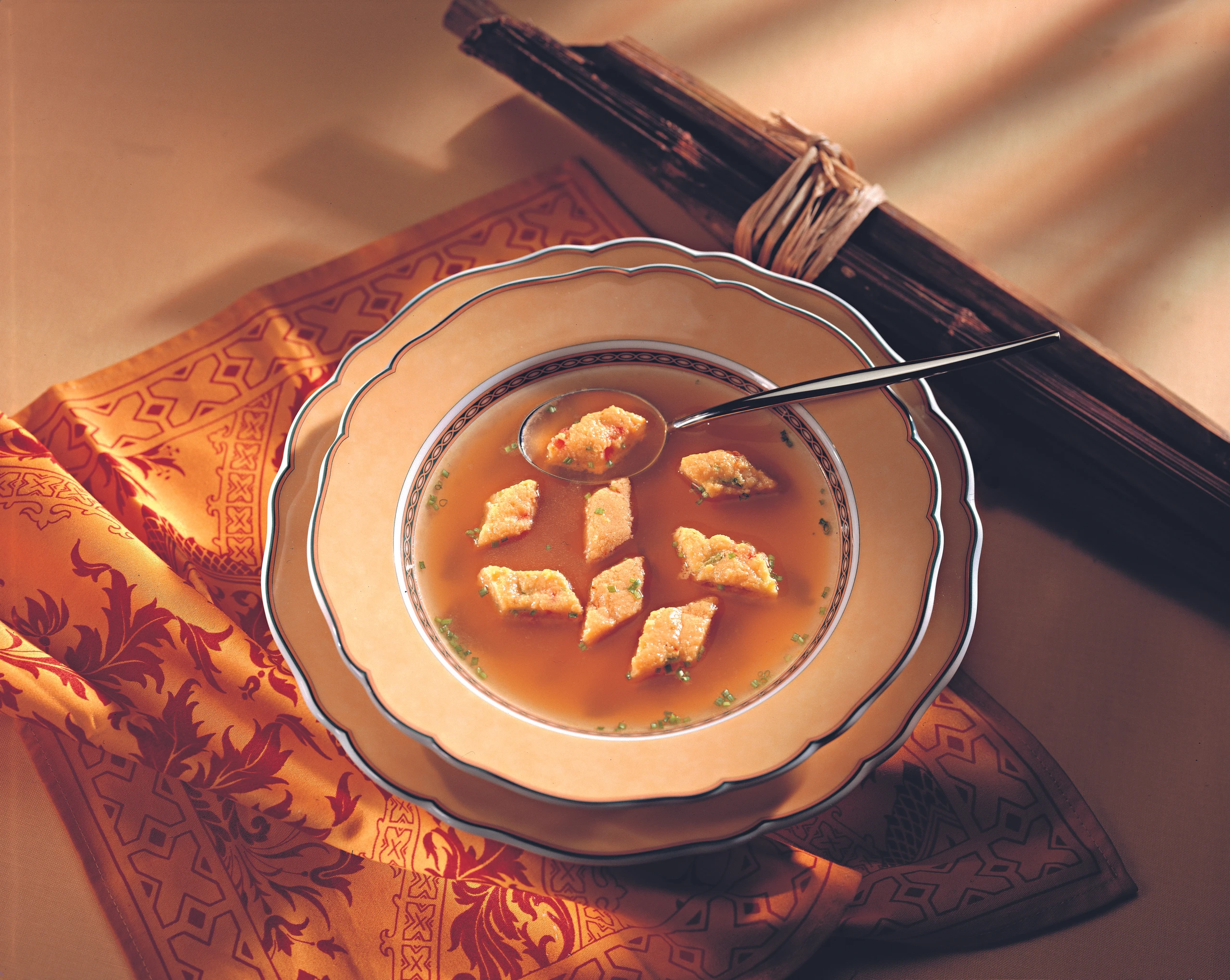 Suppe mit Paprika-Safran-Schöberln