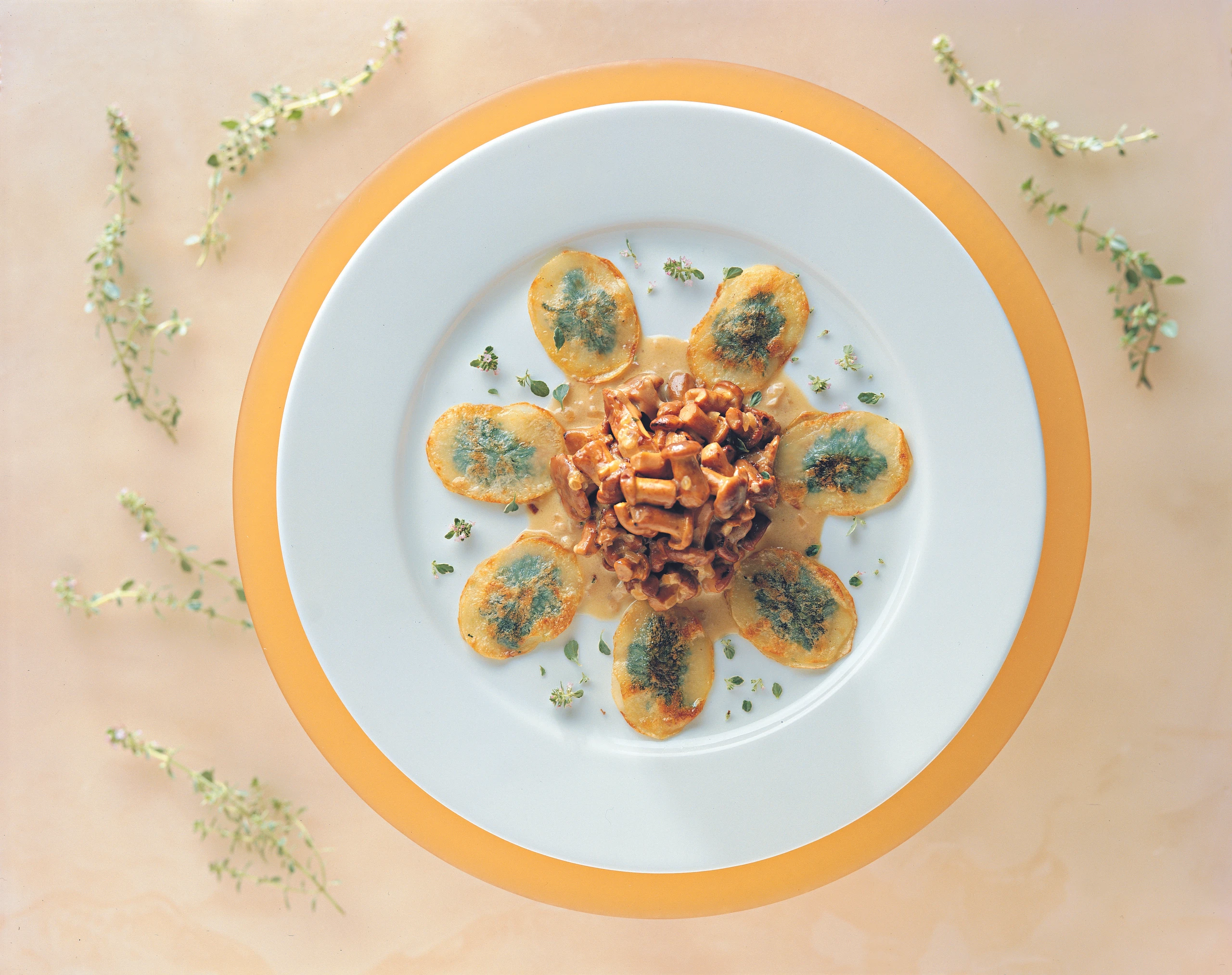 Gebratene Erdäpfelravioli mit Kräutern und Eierschwammerln