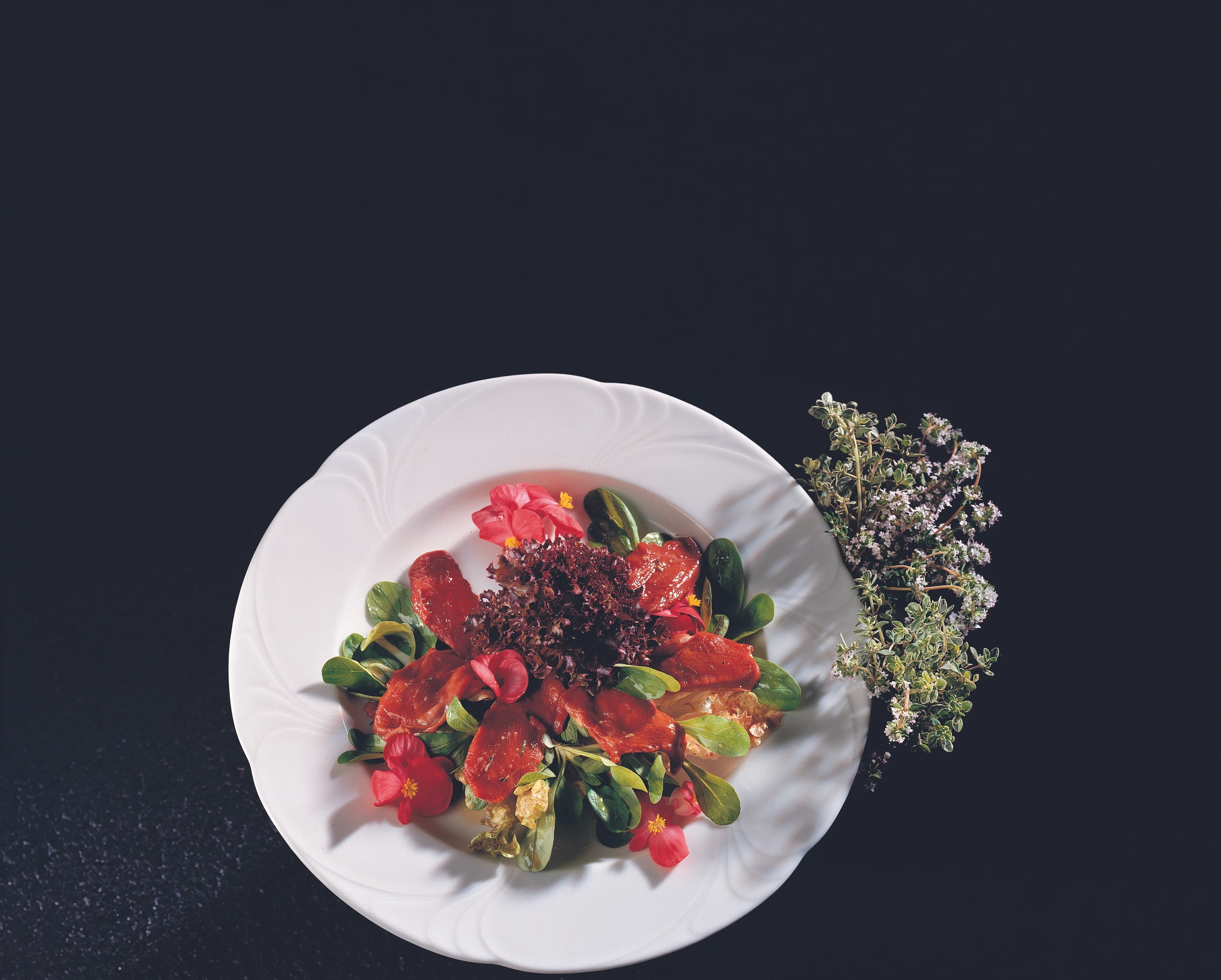 Carpaccio von der Taube mit Begonienblüten