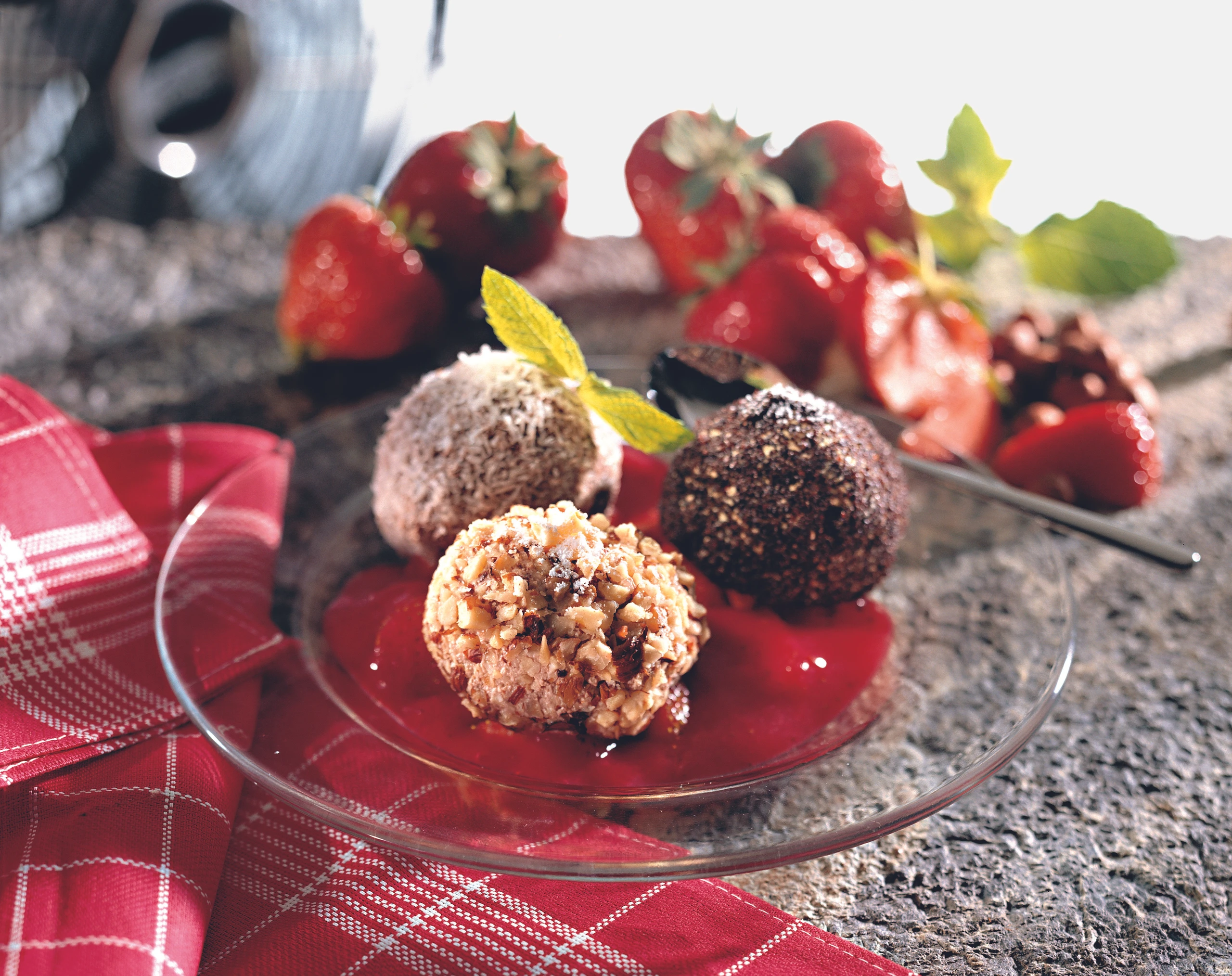 Eis-Knöderln auf Erdbeer-Ragout