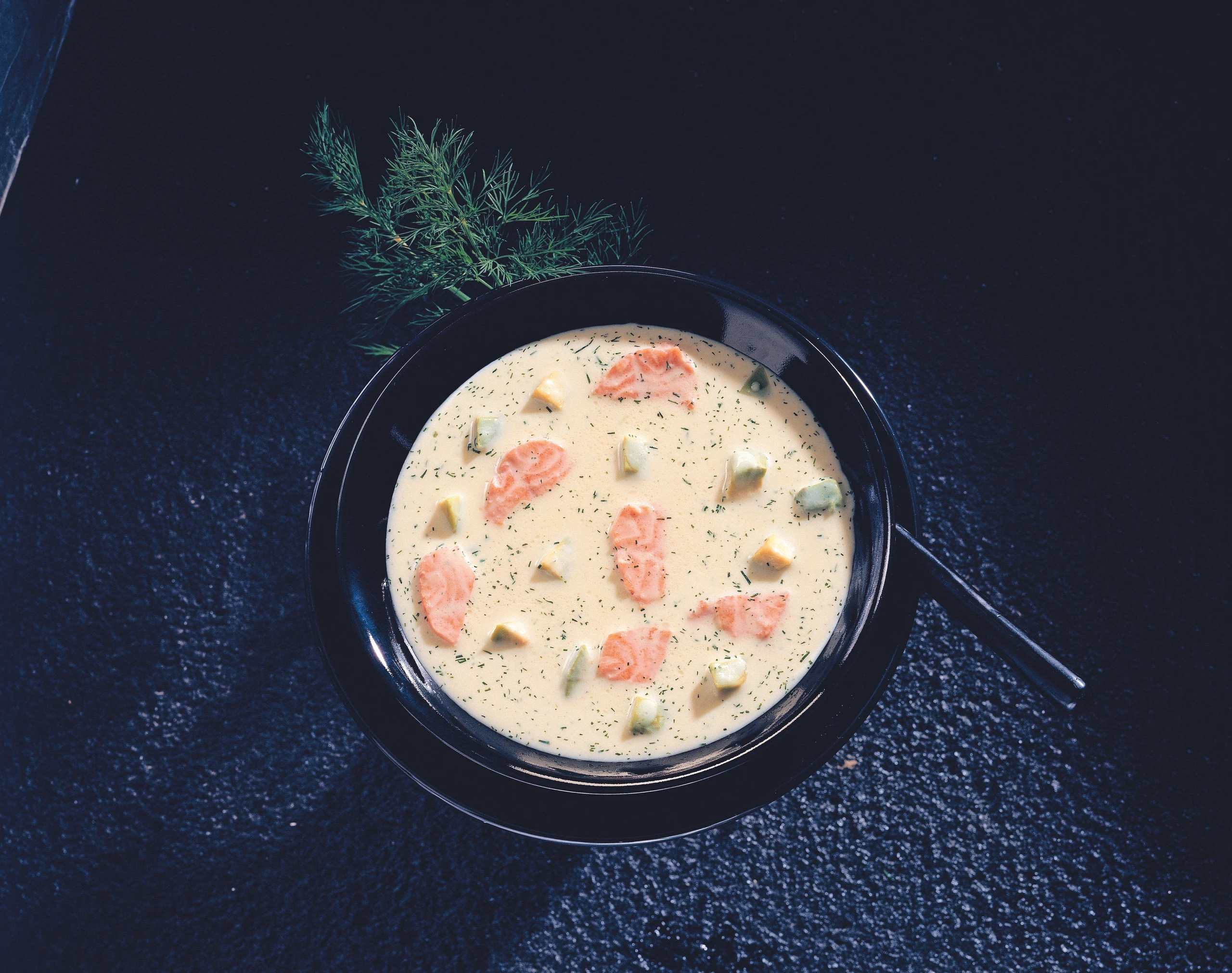 Weinsuppe mit Lachsforelle