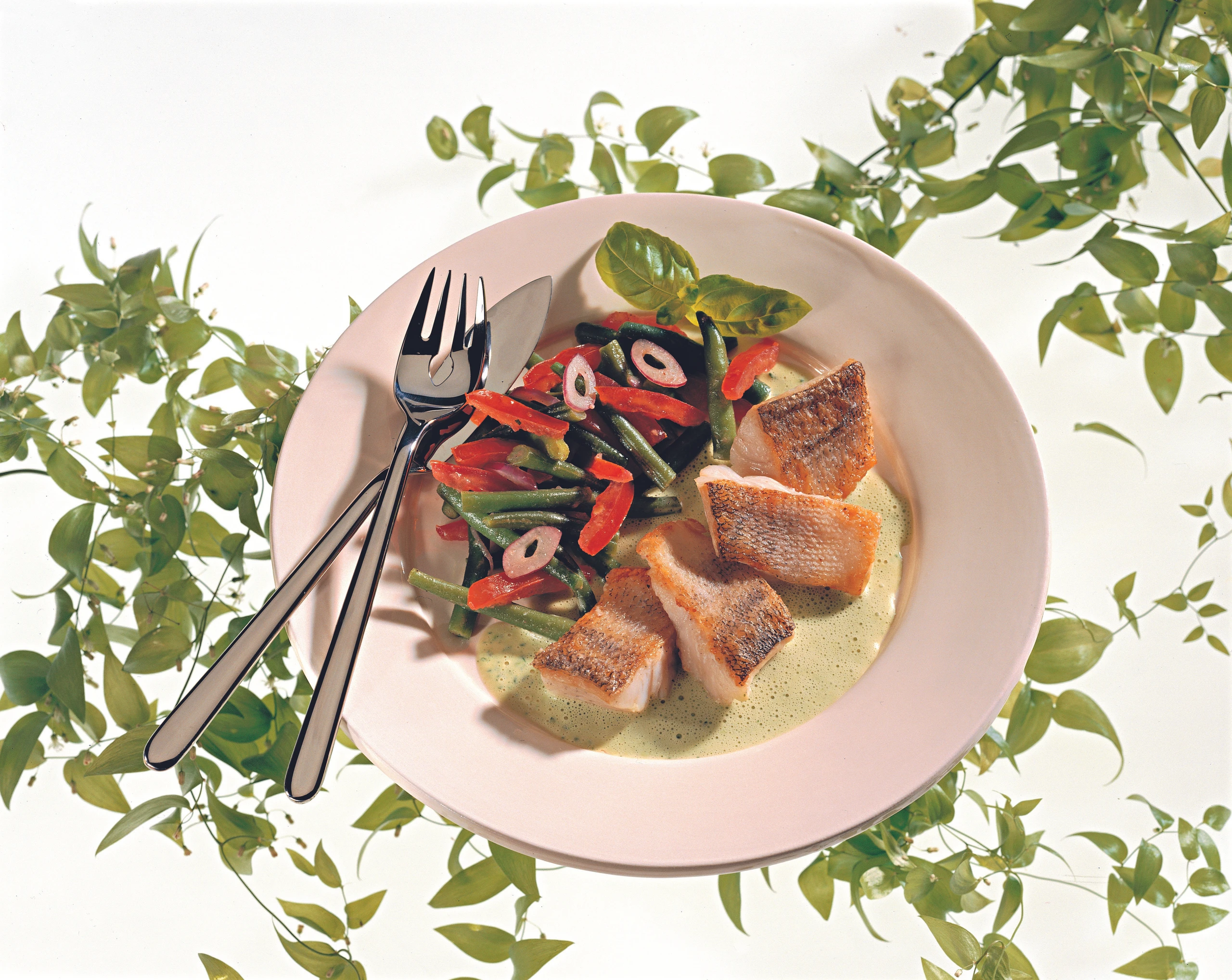 Gebratene Zanderstreifen mit Gemüse