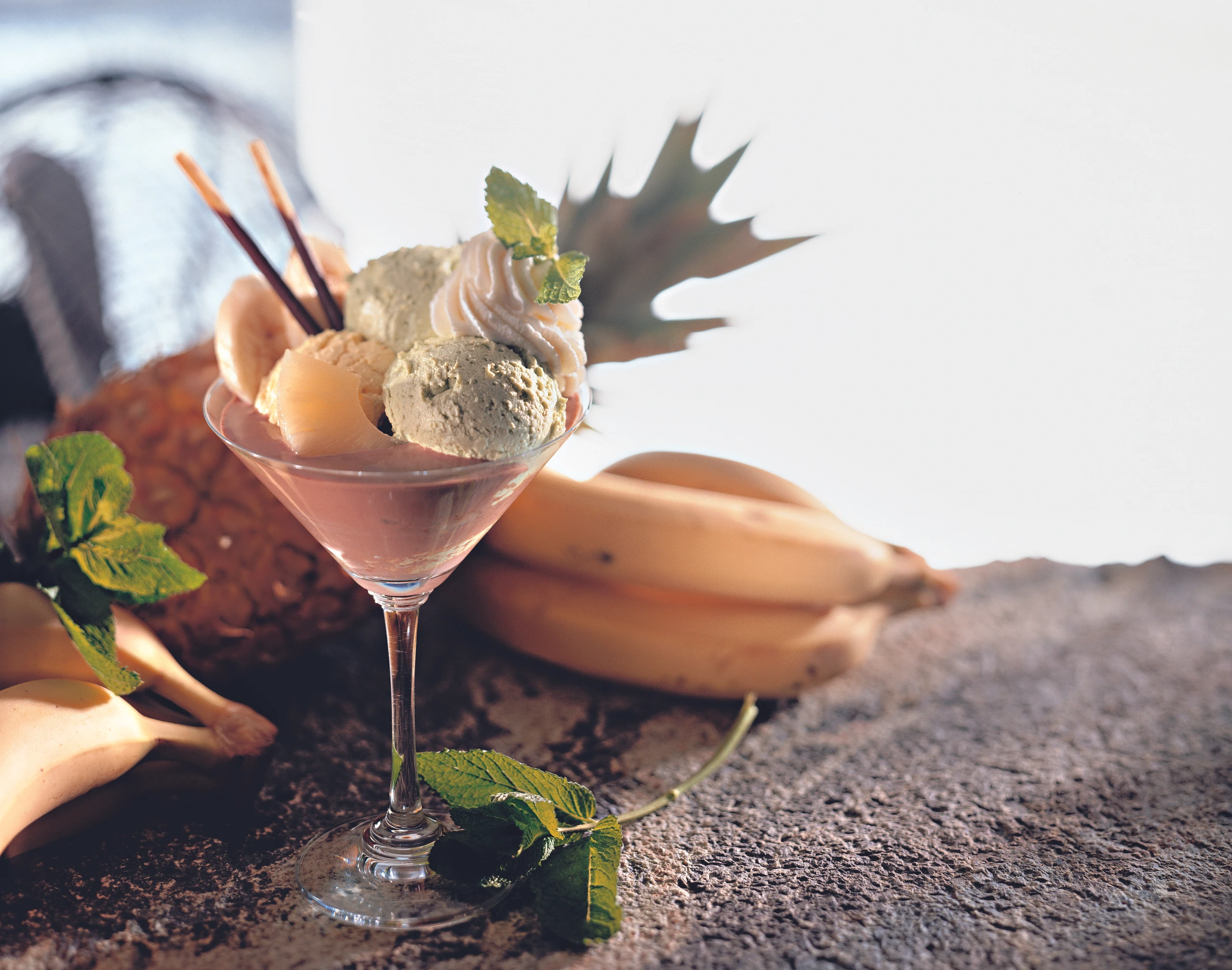 Pistazien-Vanillebecher mit Schoko-Rumsauce