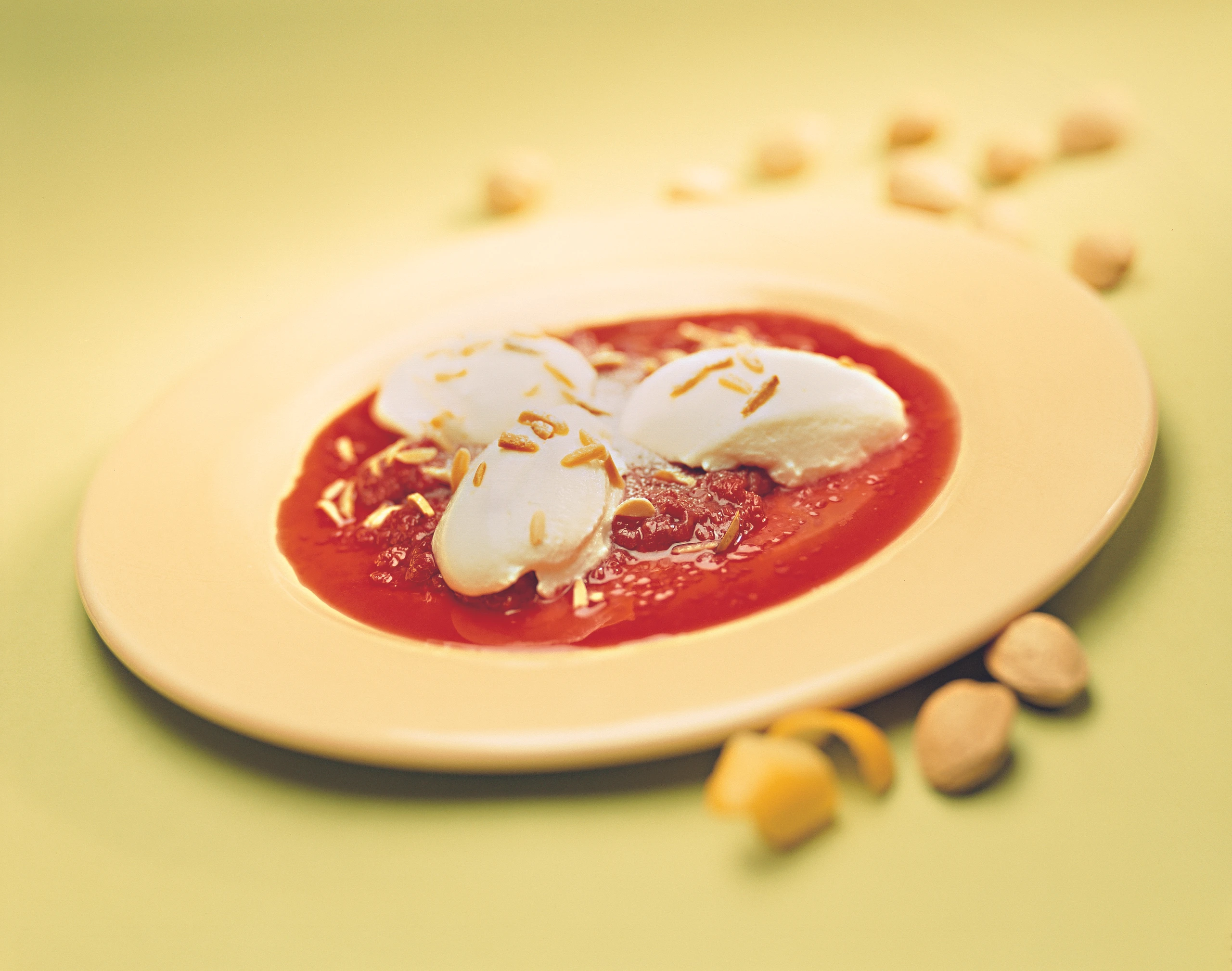 Joghurtcreme auf Himbeersauce