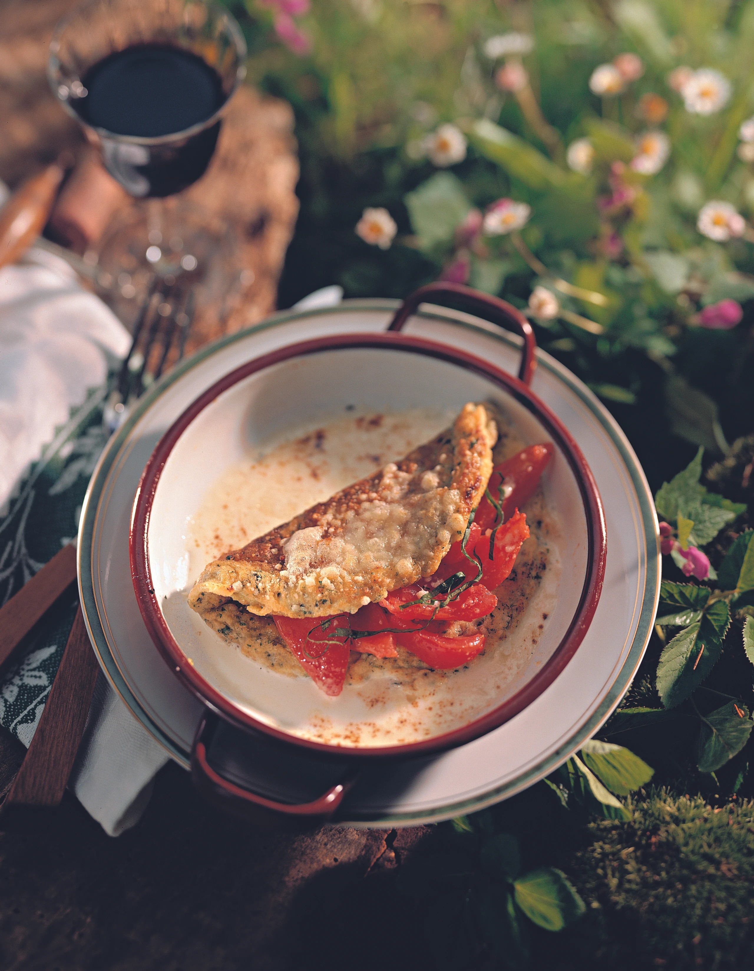 Kräuter-Omelette mit Käse und Paradeisern gefüllt