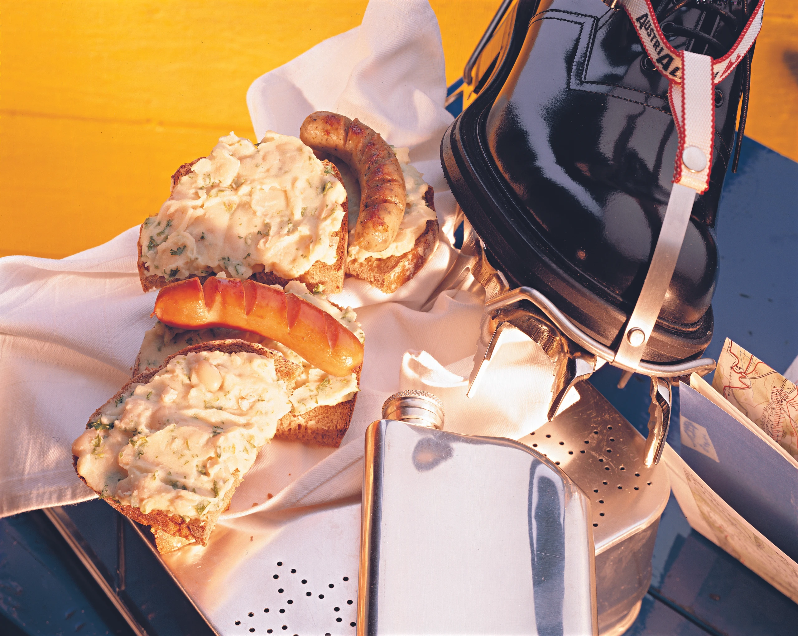 Bohnenaufstrich – dazu zweierlei Würstel