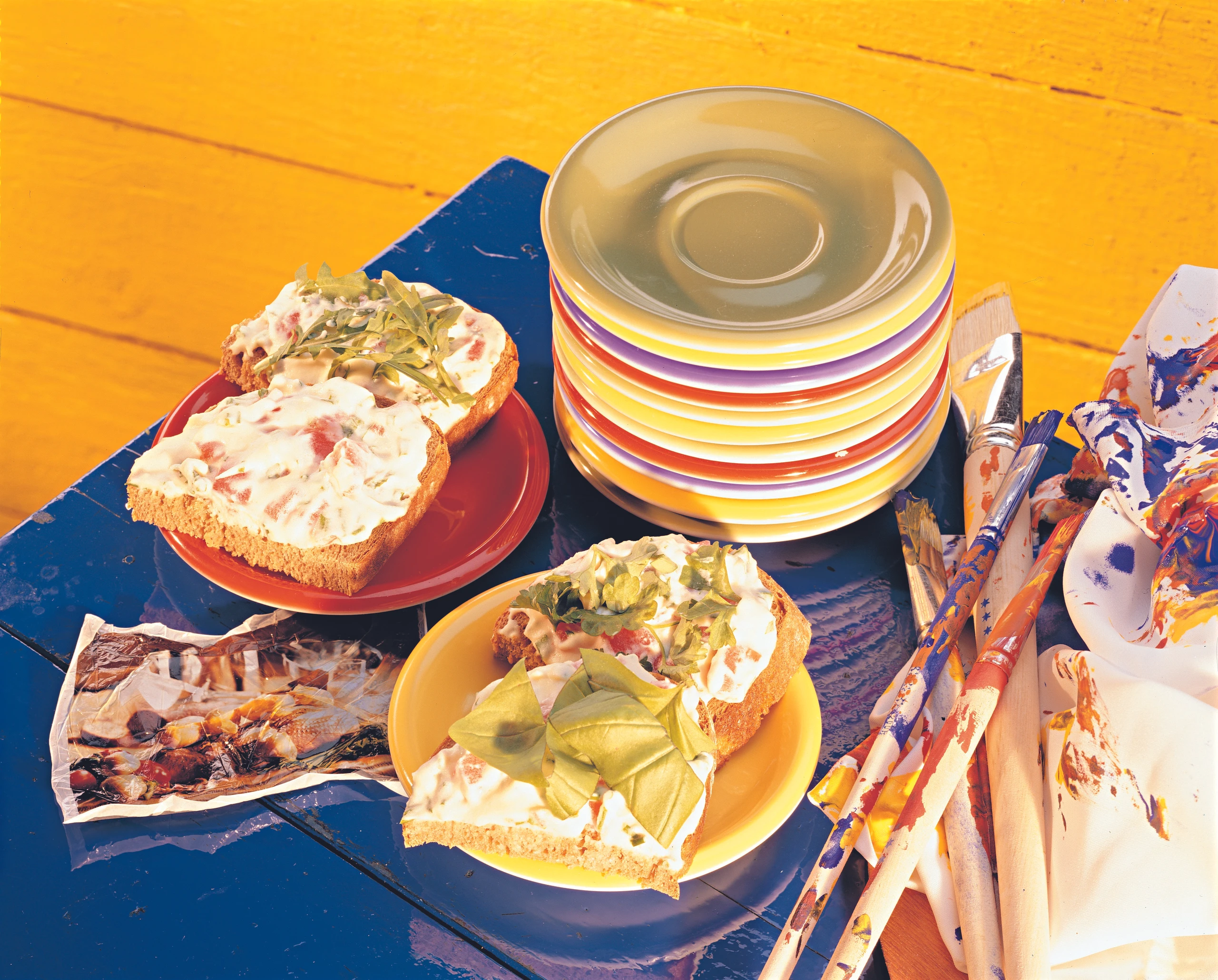 Sauerrahm-Aufstrich - dazu Rucola und Kräuter