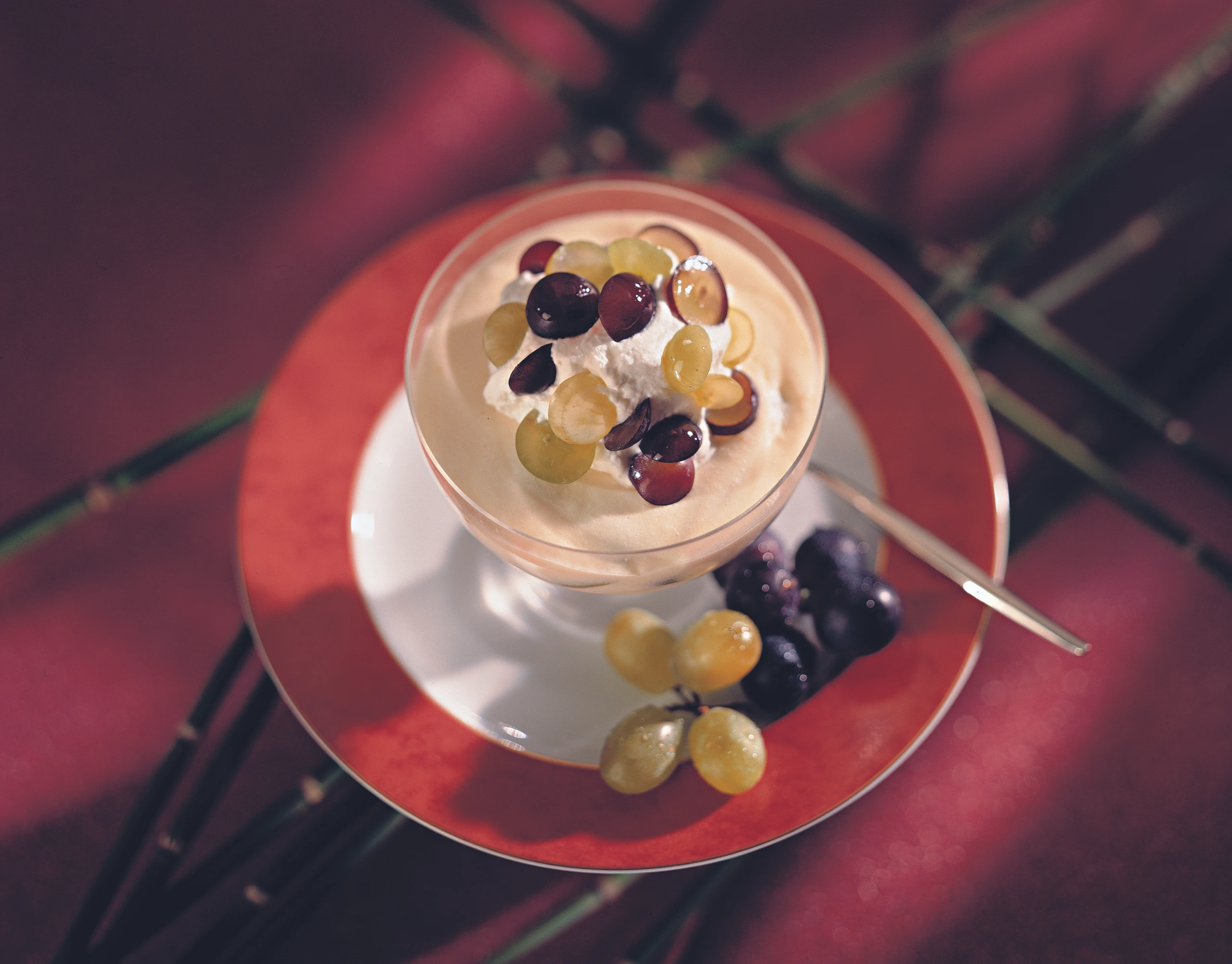 Weincreme mit Trauben