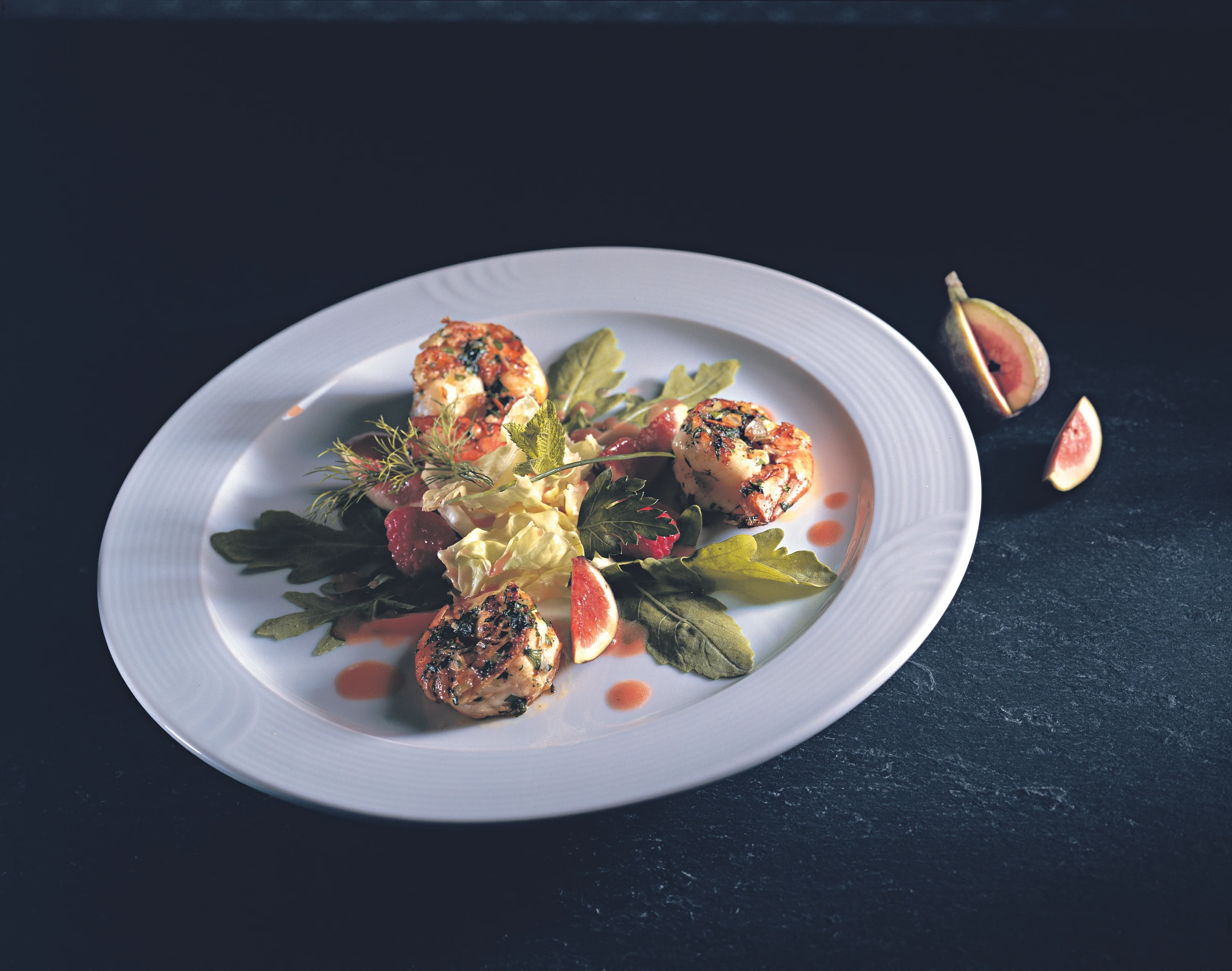 Riesengarnelen auf Blattsalaten mit Himbeermarinade