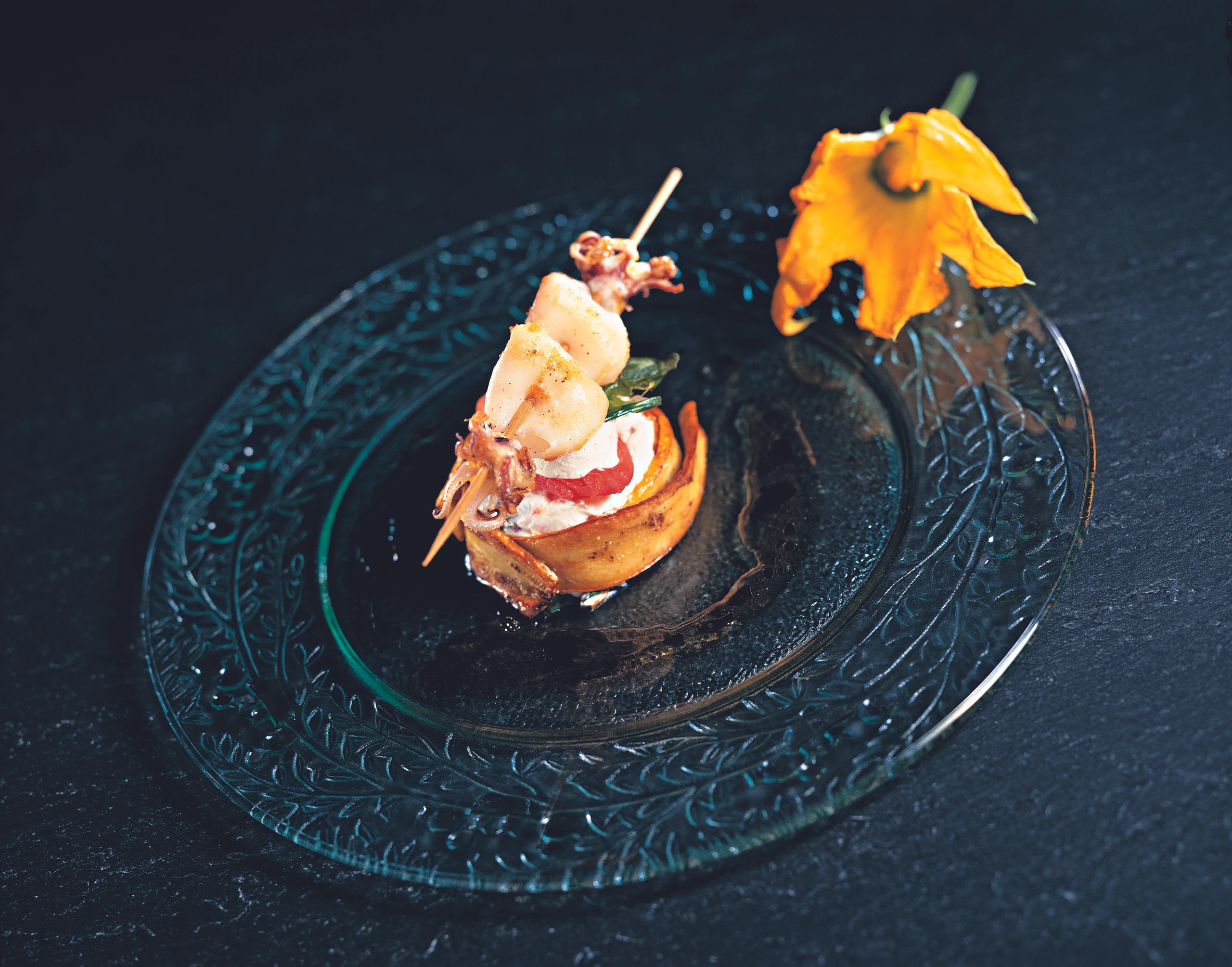 Ziegenfrischkäse im Zucchiniring mit Tintenfischspießen