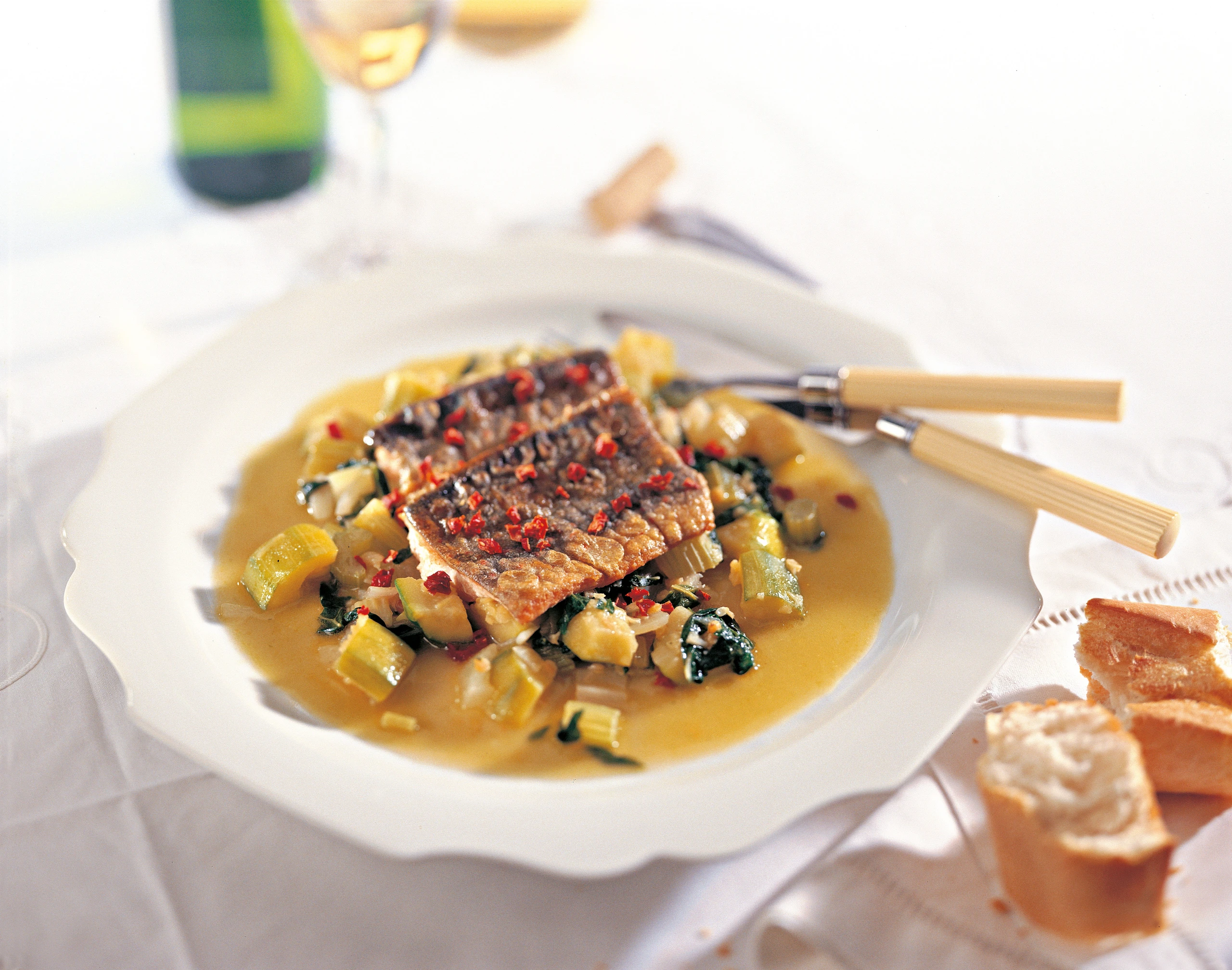 Gemüse-Eintopf mit gebratenen Saiblingsfilets