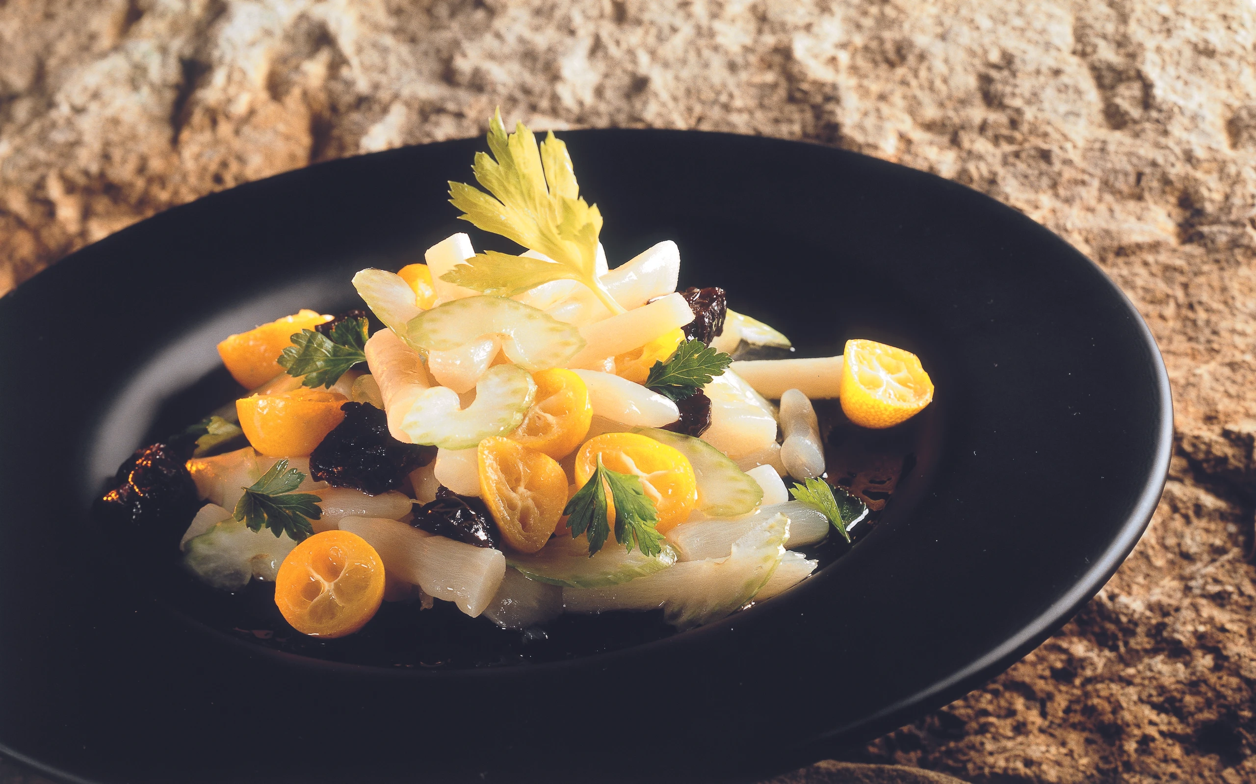 Schwarzwurzelsalat mit Sellerie und Früchten