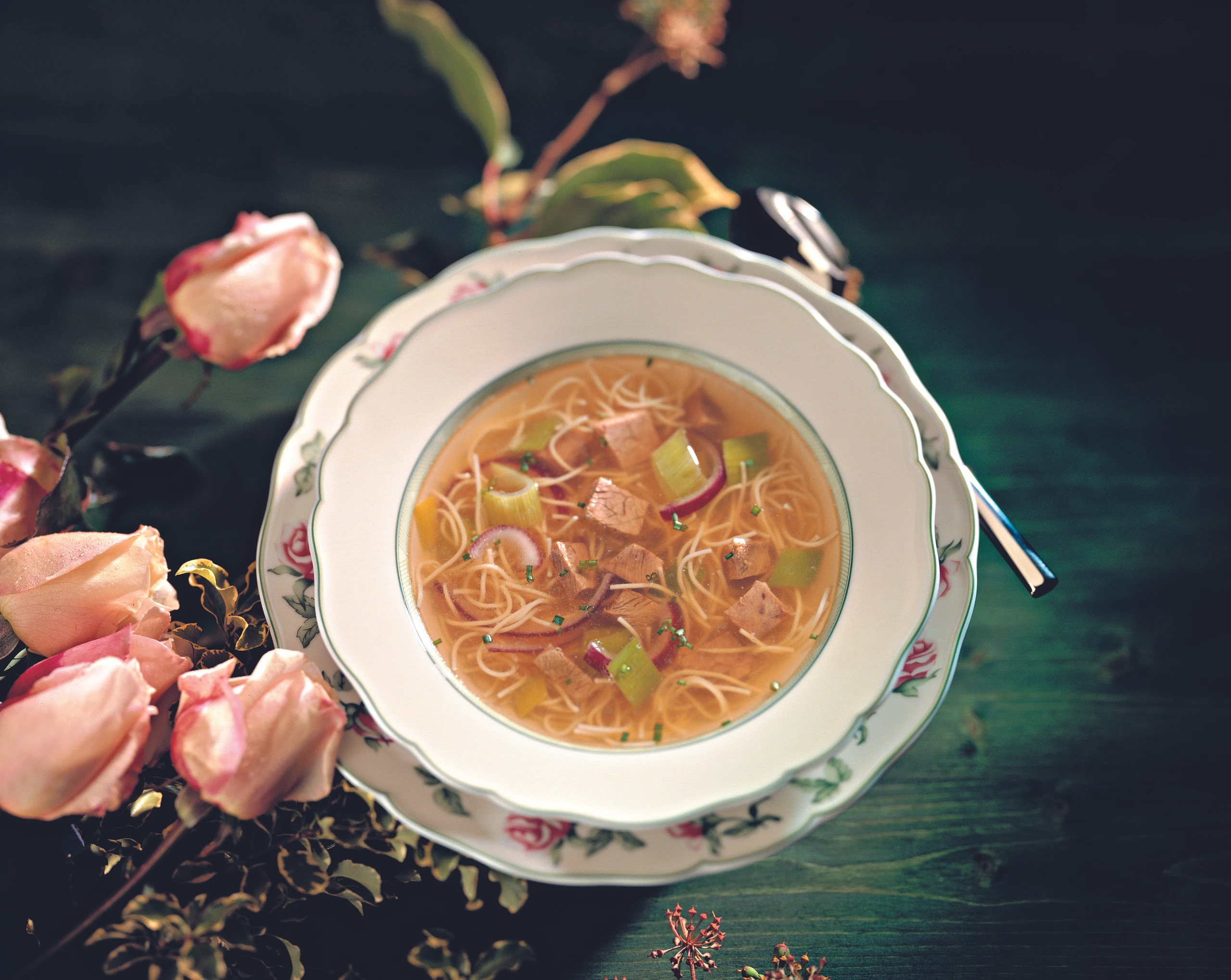 Nudelsuppe mit Rindfleisch und Gemüse