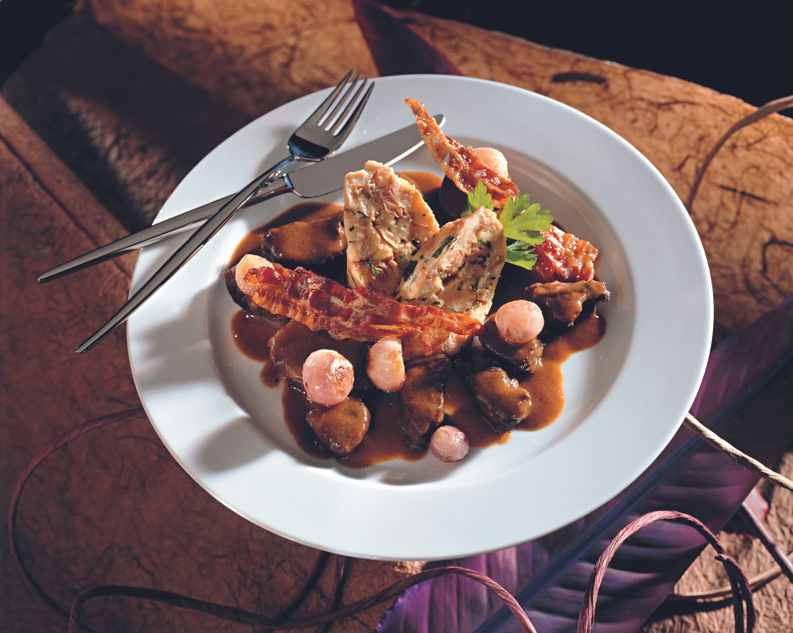 Hirschragout mit Speck und Brioche-Serviettenknödeln